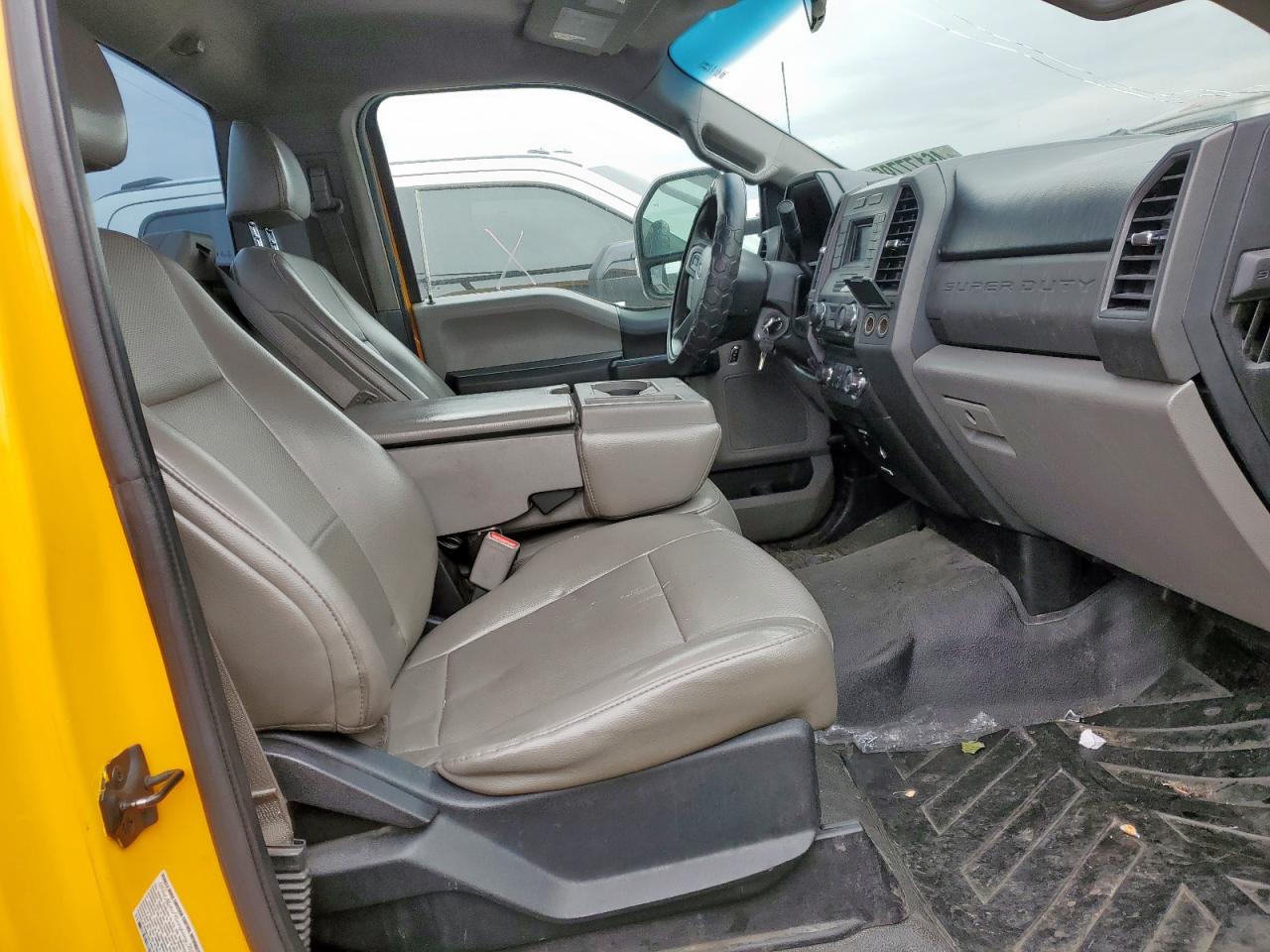2017 Ford F450 - Image 10