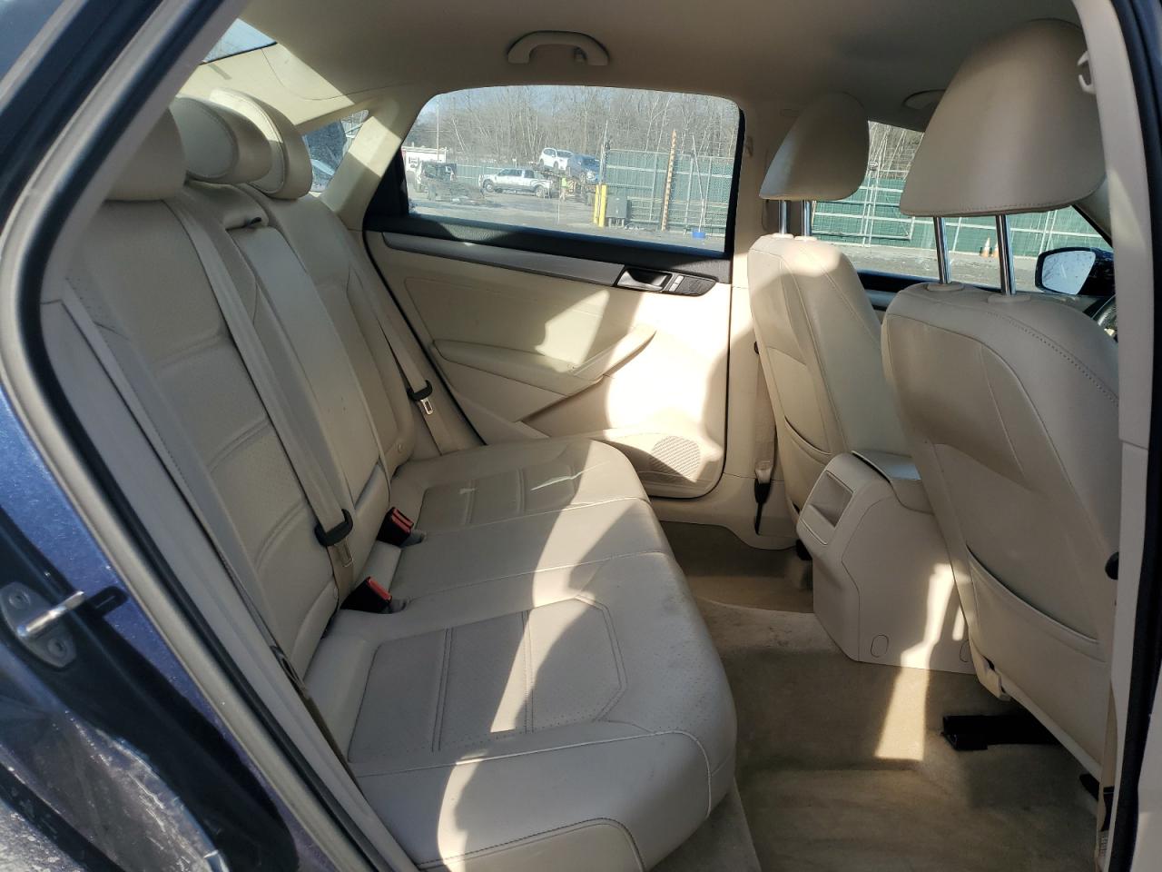 2015 Volkswagen Passat - Image 10