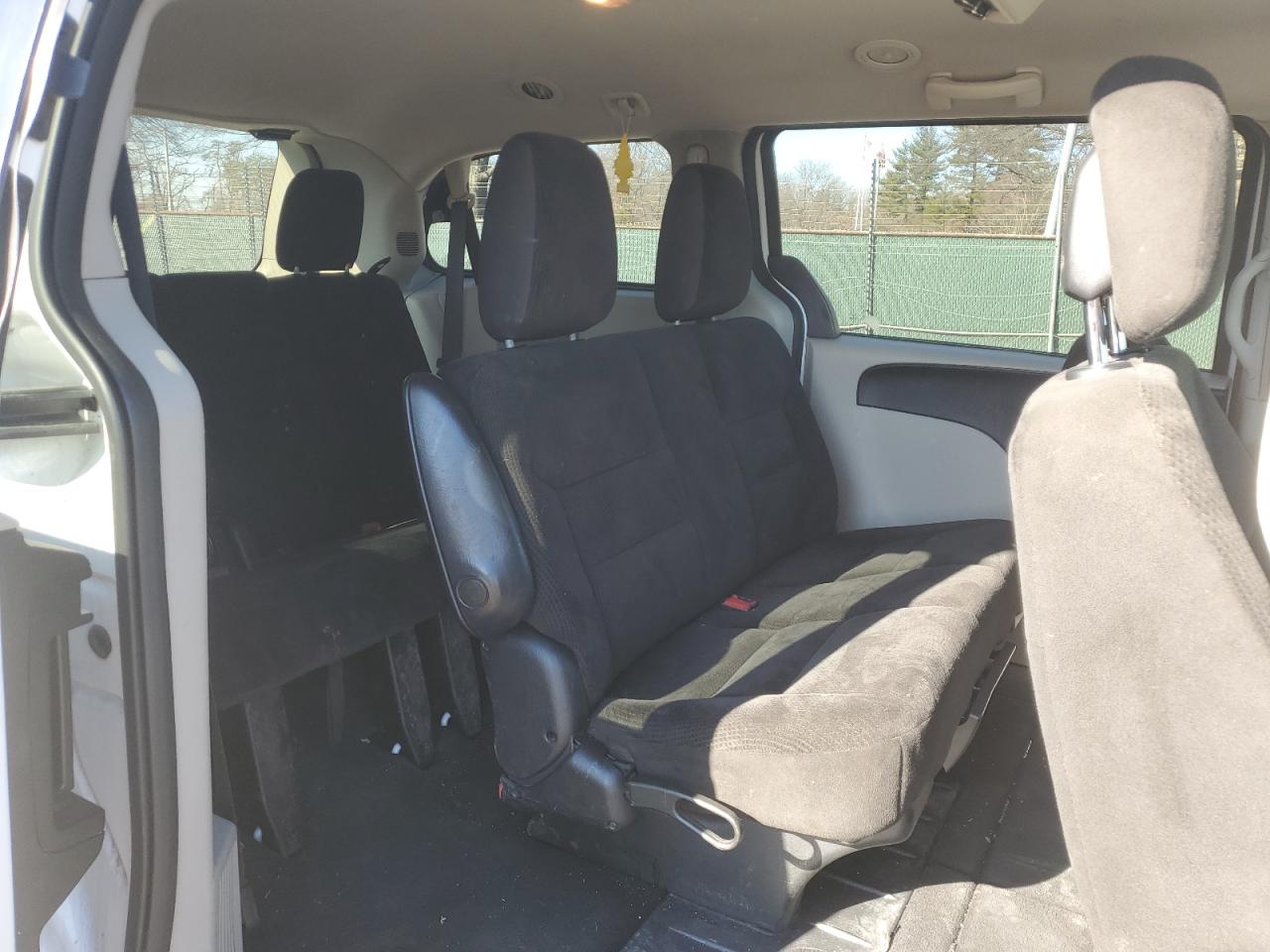 2017 Dodge Caravan - Image 11