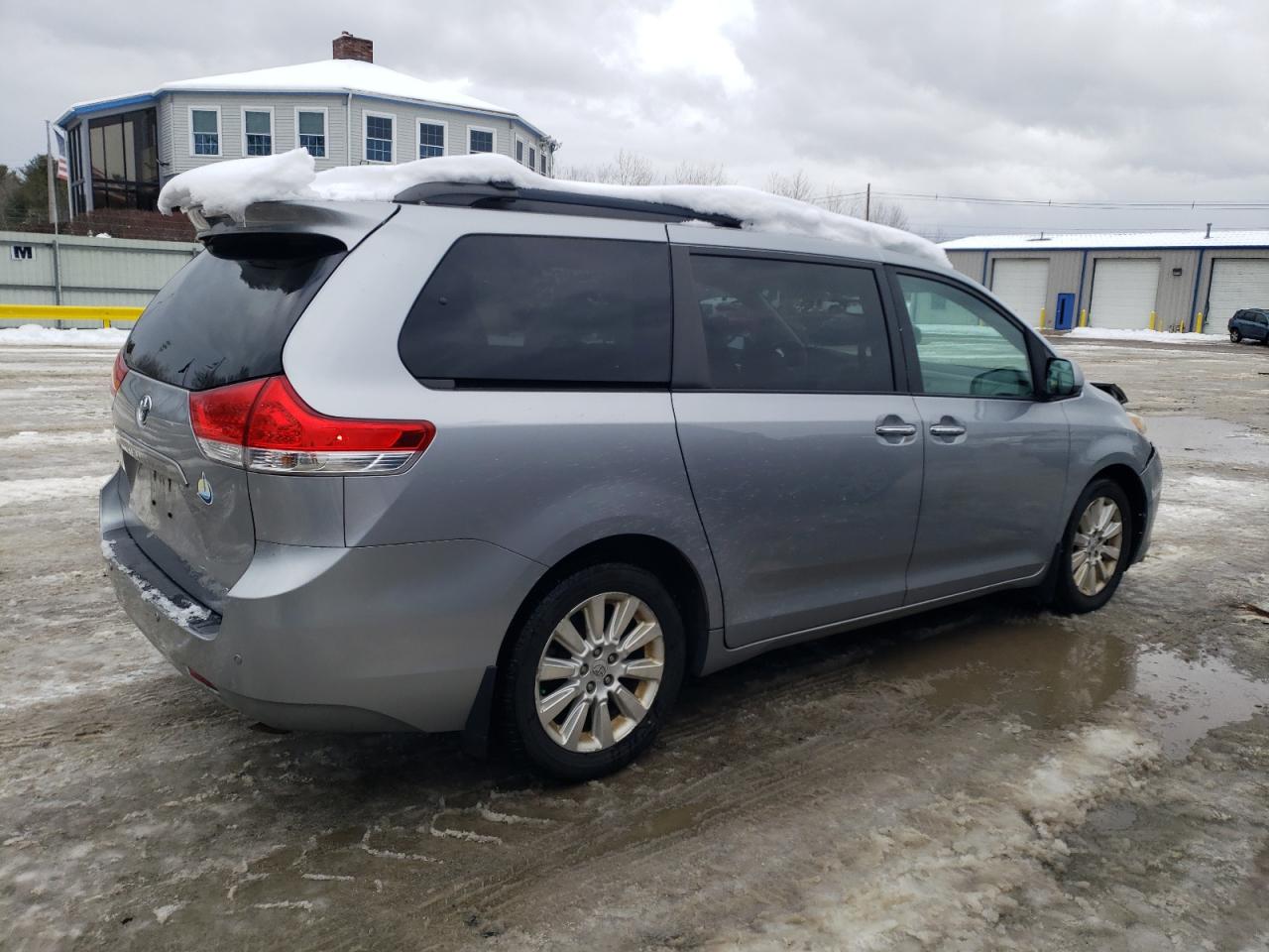2011 Toyota Sienna - Image 3