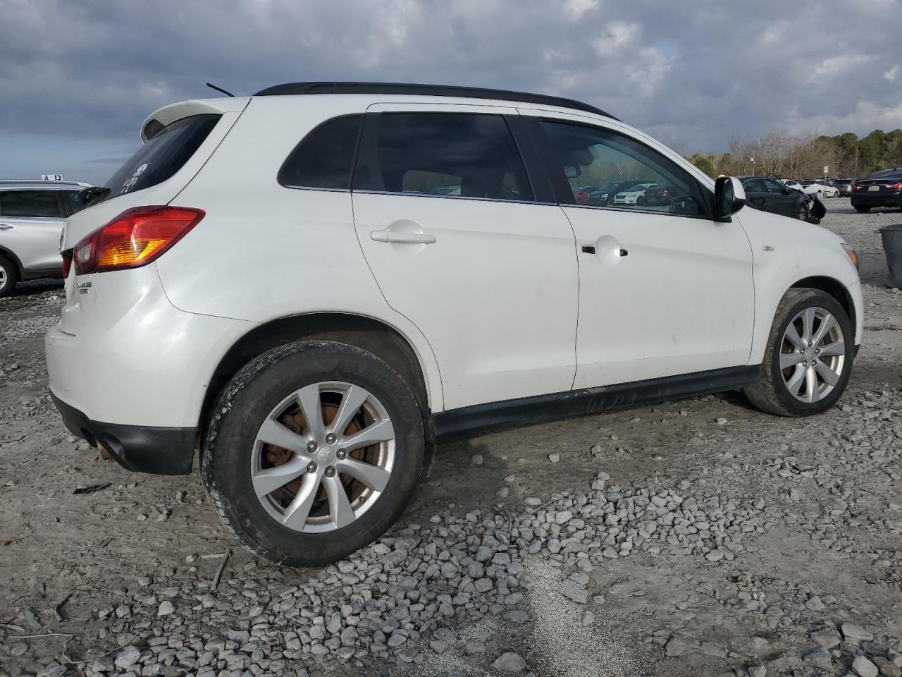 2013 Mitsubishi Outlander - Image 3