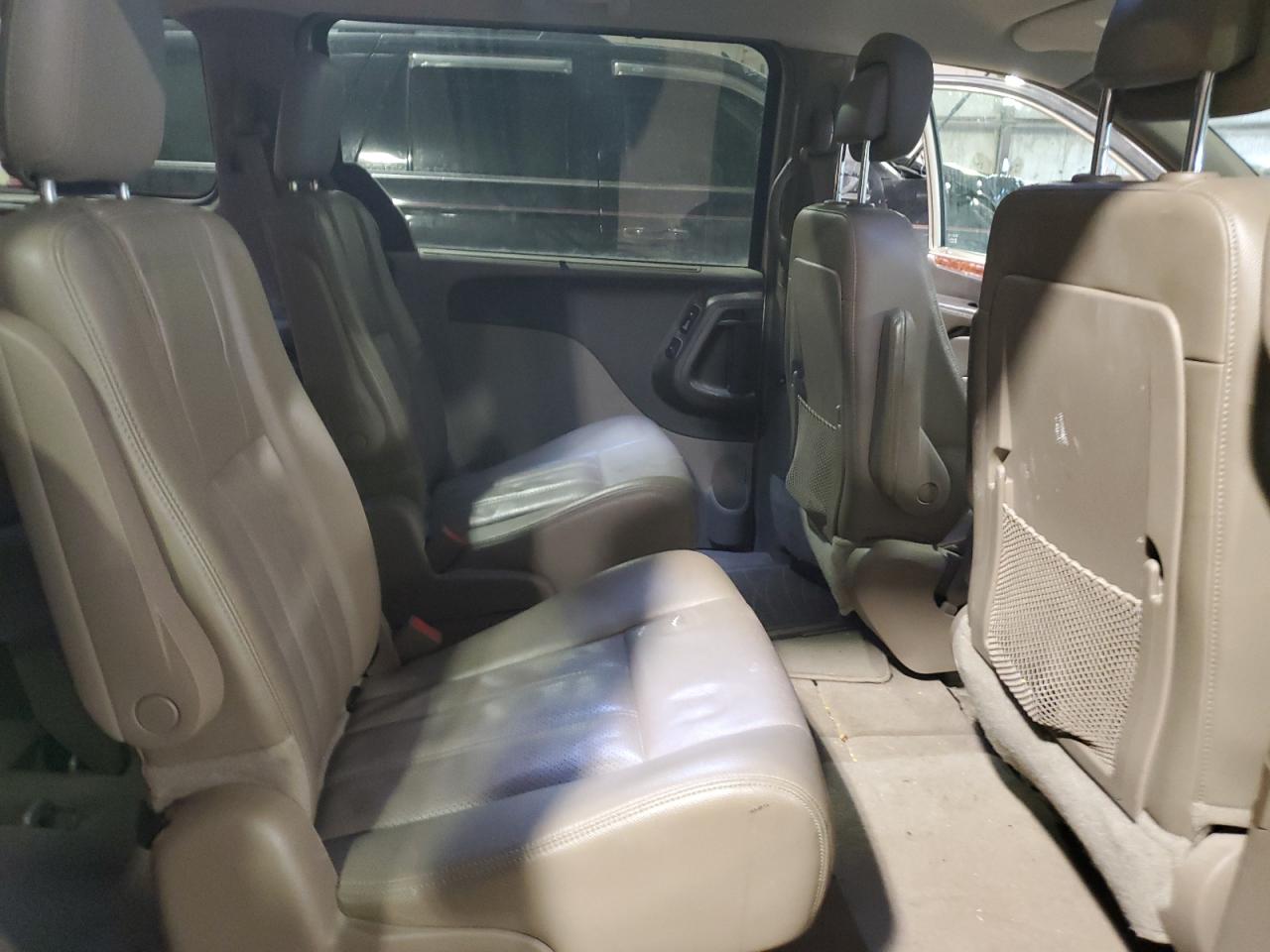 2014 Chrysler Town & Country - Image 11