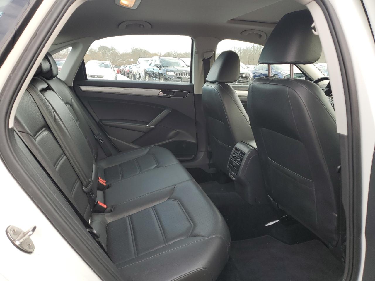 2019 Volkswagen Passat - Image 10
