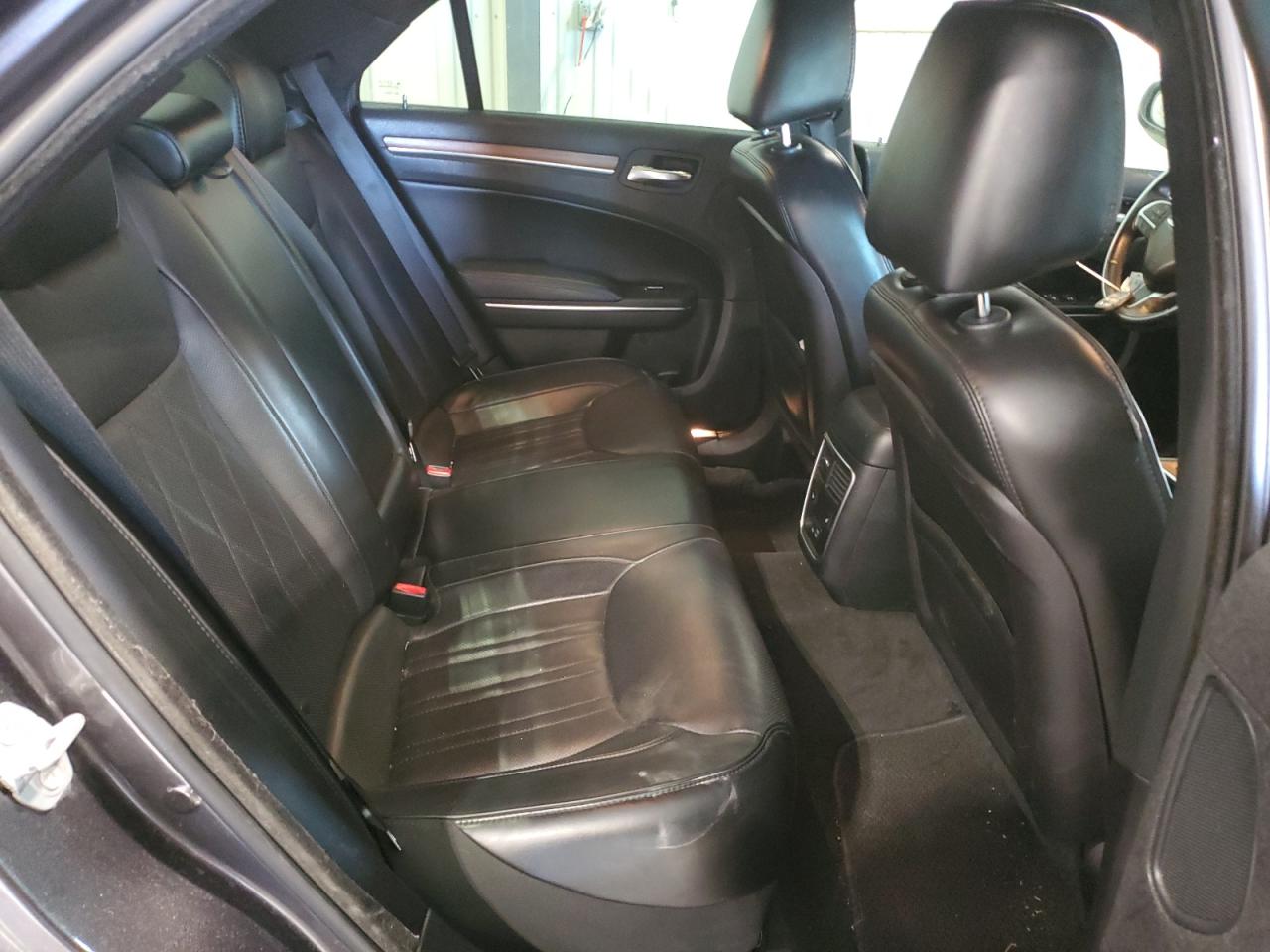 2016 Chrysler 300 - Image 10