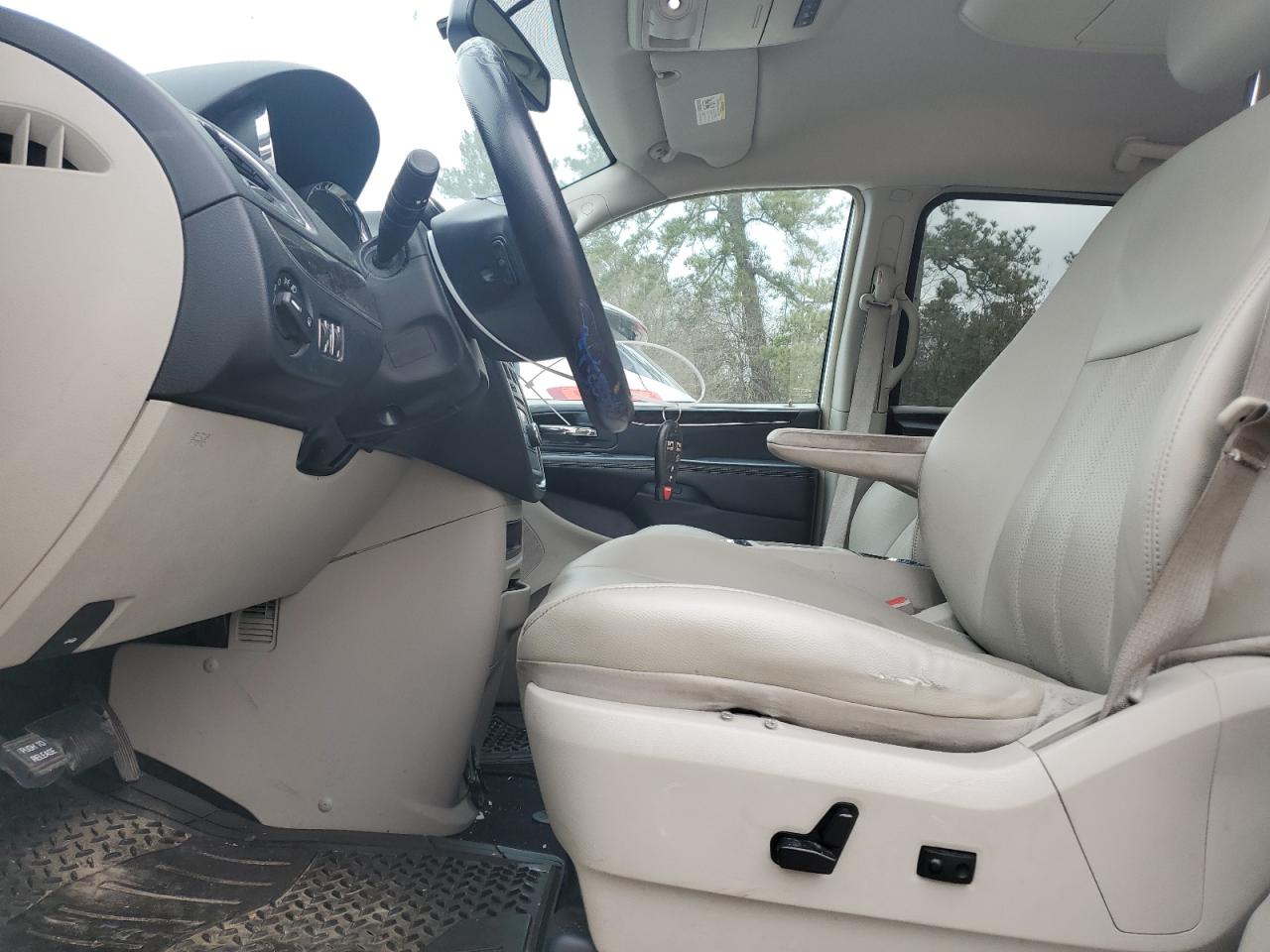 2012 Chrysler Town & Country - Image 7