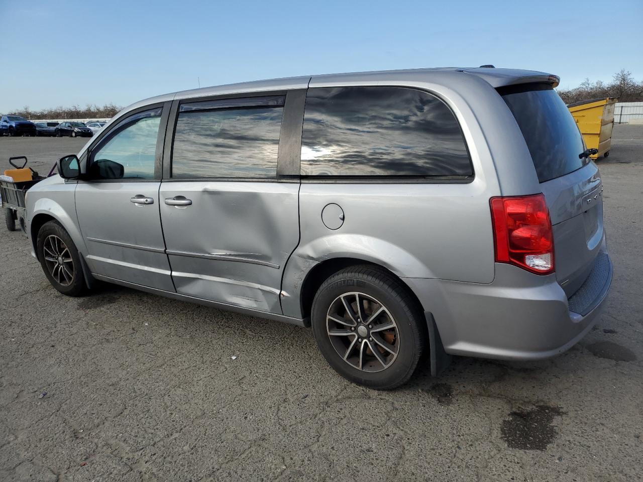 2015 Dodge Caravan - Image 2