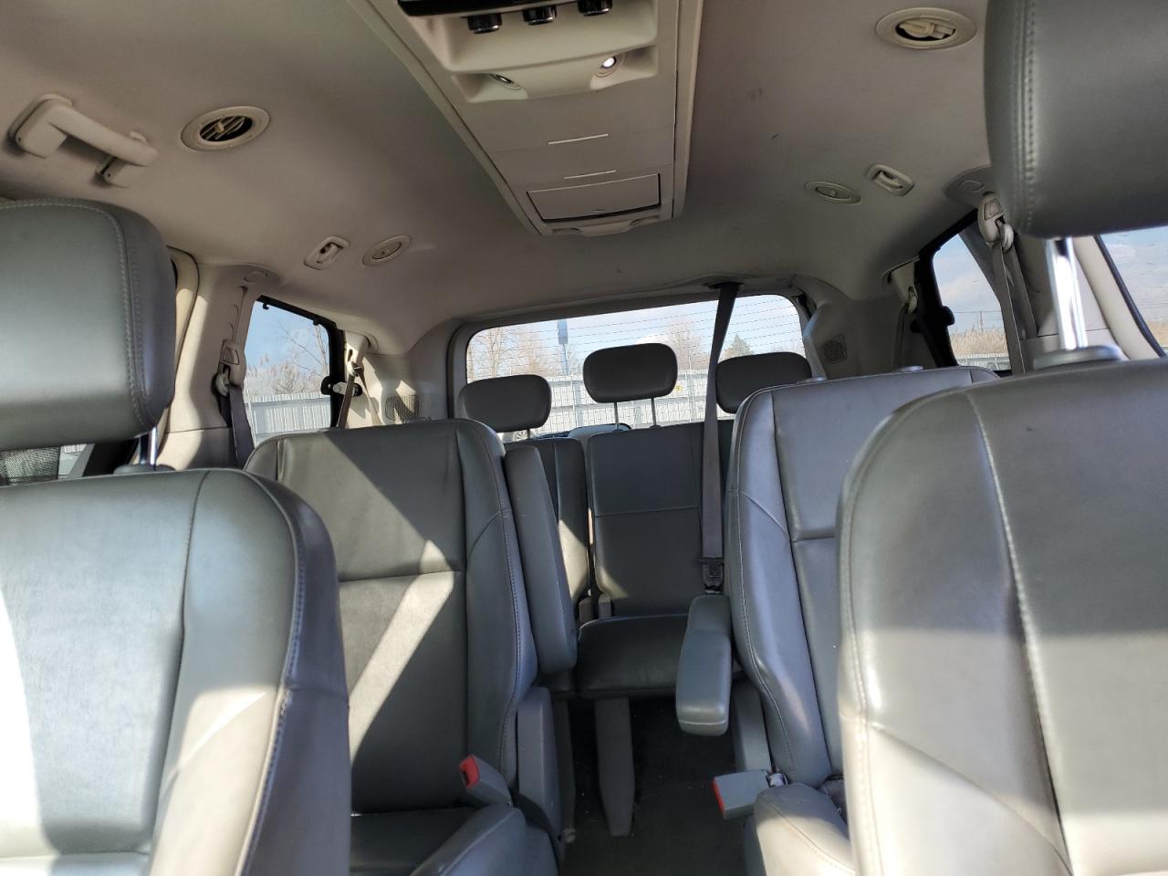 2010 Volkswagen Routan - Image 10