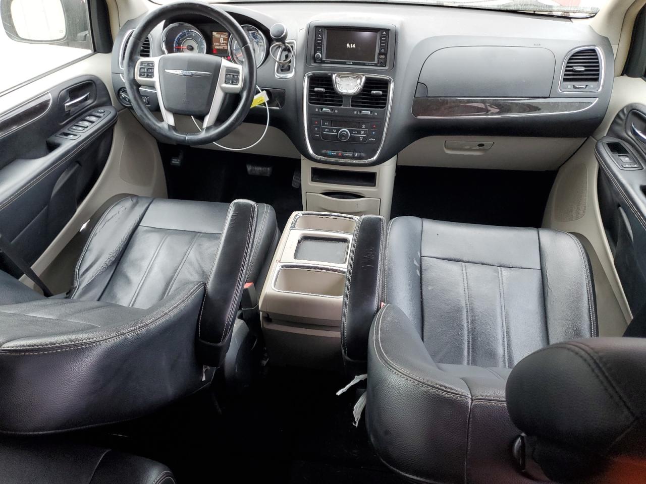 2014 Chrysler Town & Country - Image 8