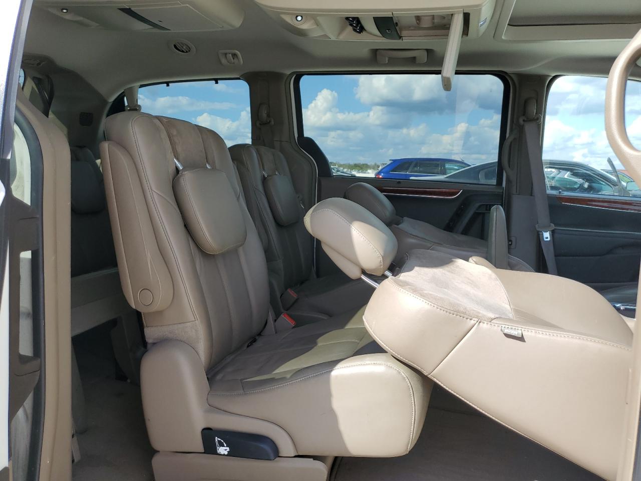 2012 Chrysler Town & Country - Image 11