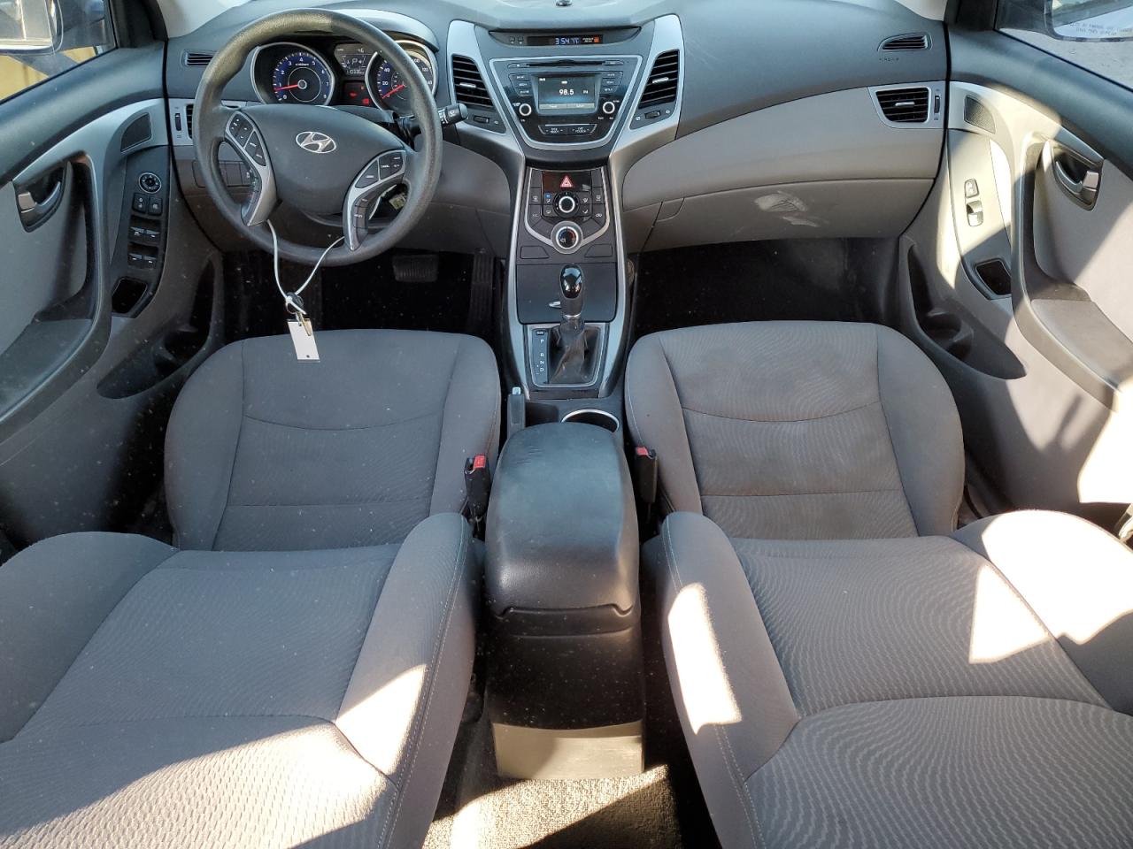 2016 Hyundai Elantra - Image 8