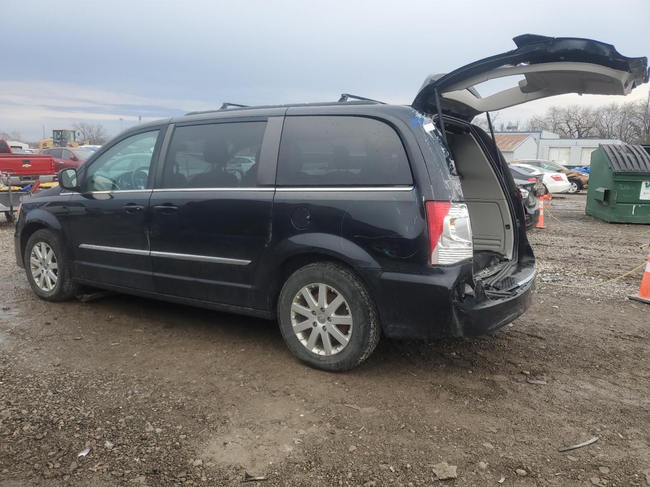 2016 Chrysler Town & Country - Image 2