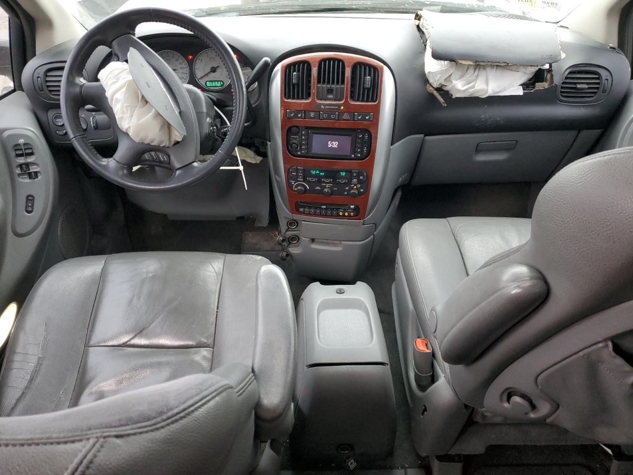 2005 Chrysler Town & Country - Image 8