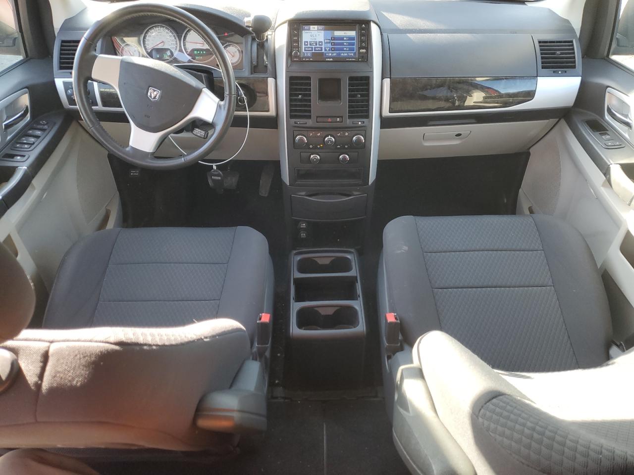 2010 Dodge Caravan - Image 8
