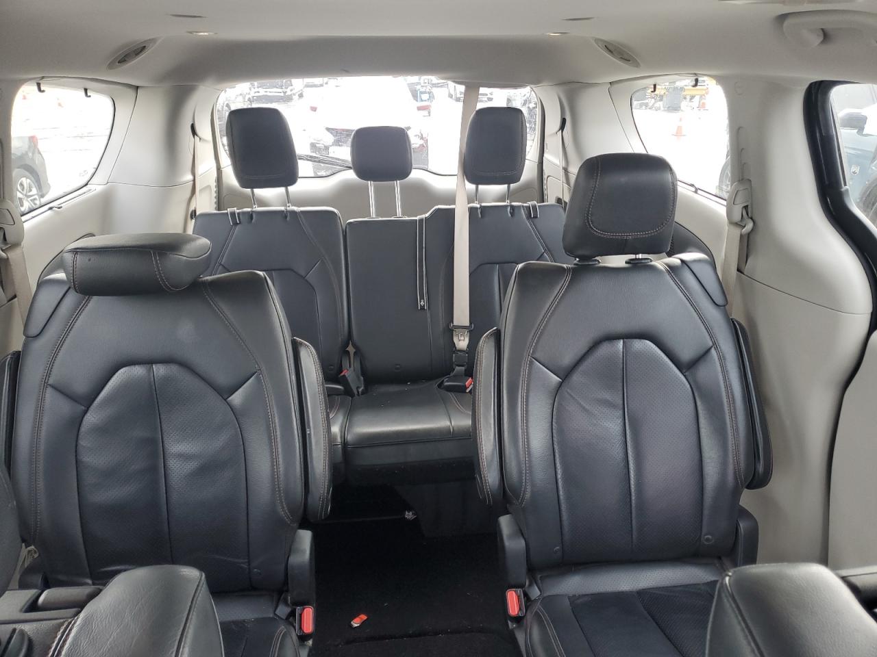 2017 Chrysler Pacifica - Image 10