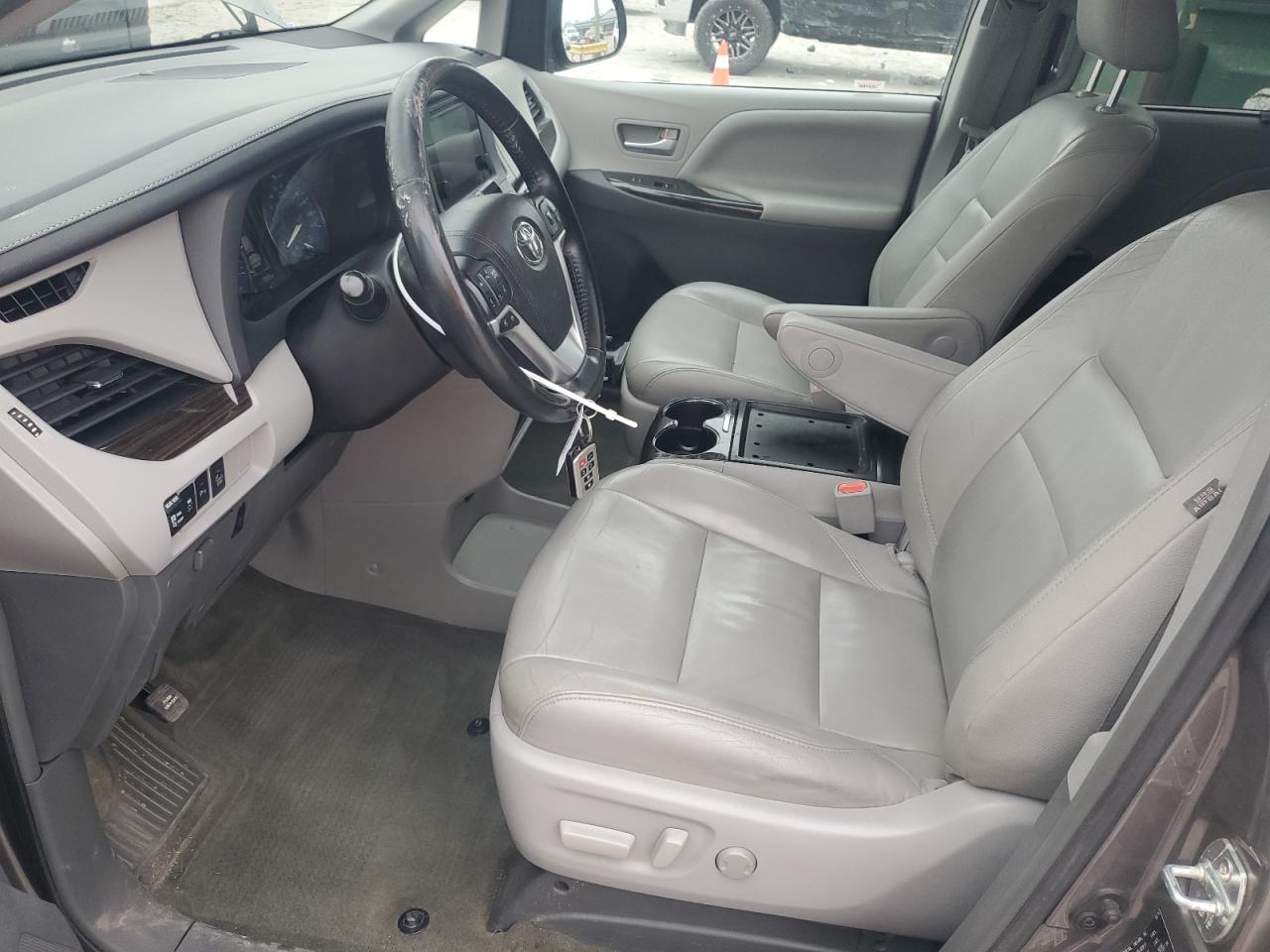 2015 Toyota Sienna - Image 7