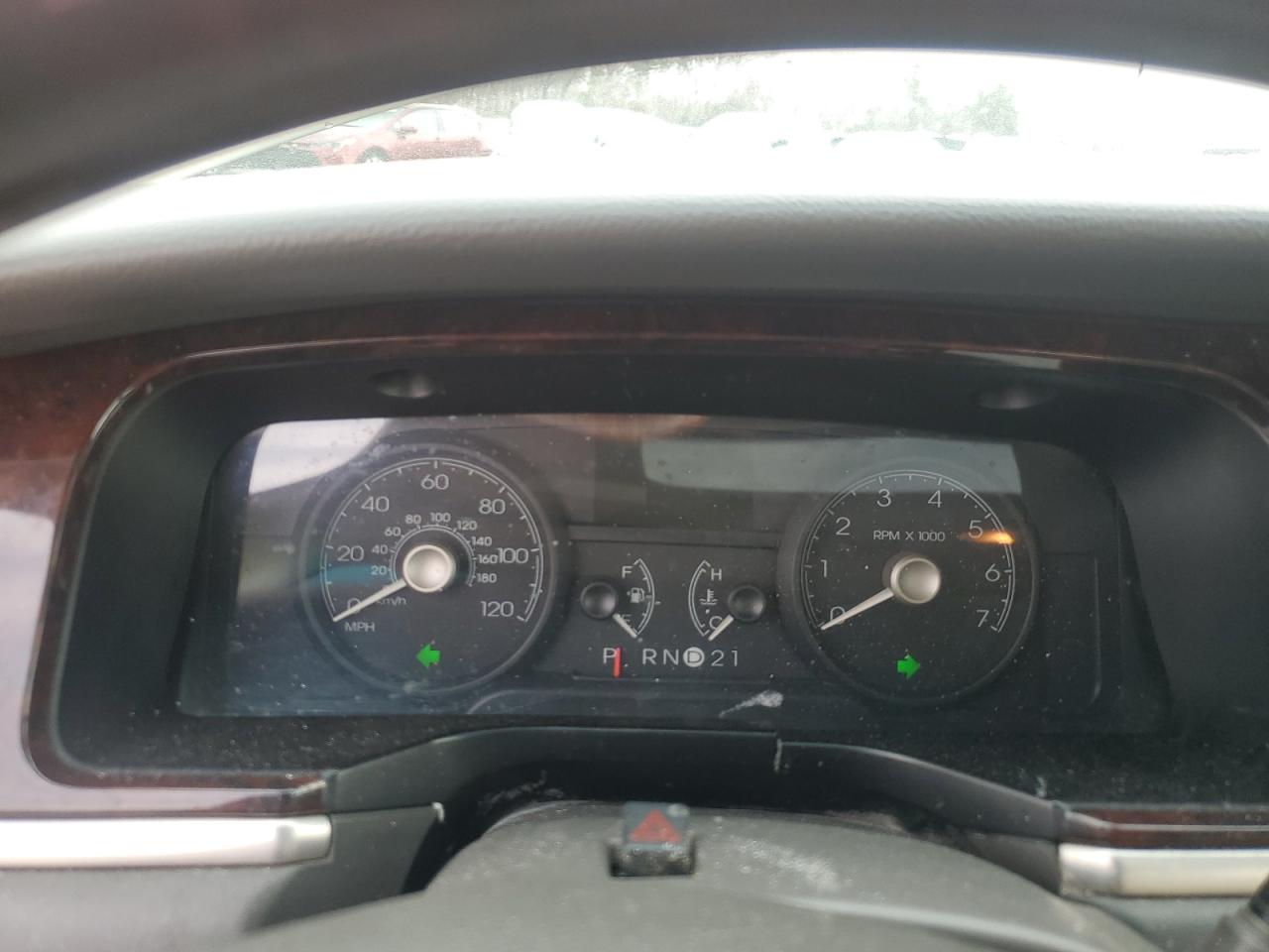 2007 Lincoln Town Car - Image 9