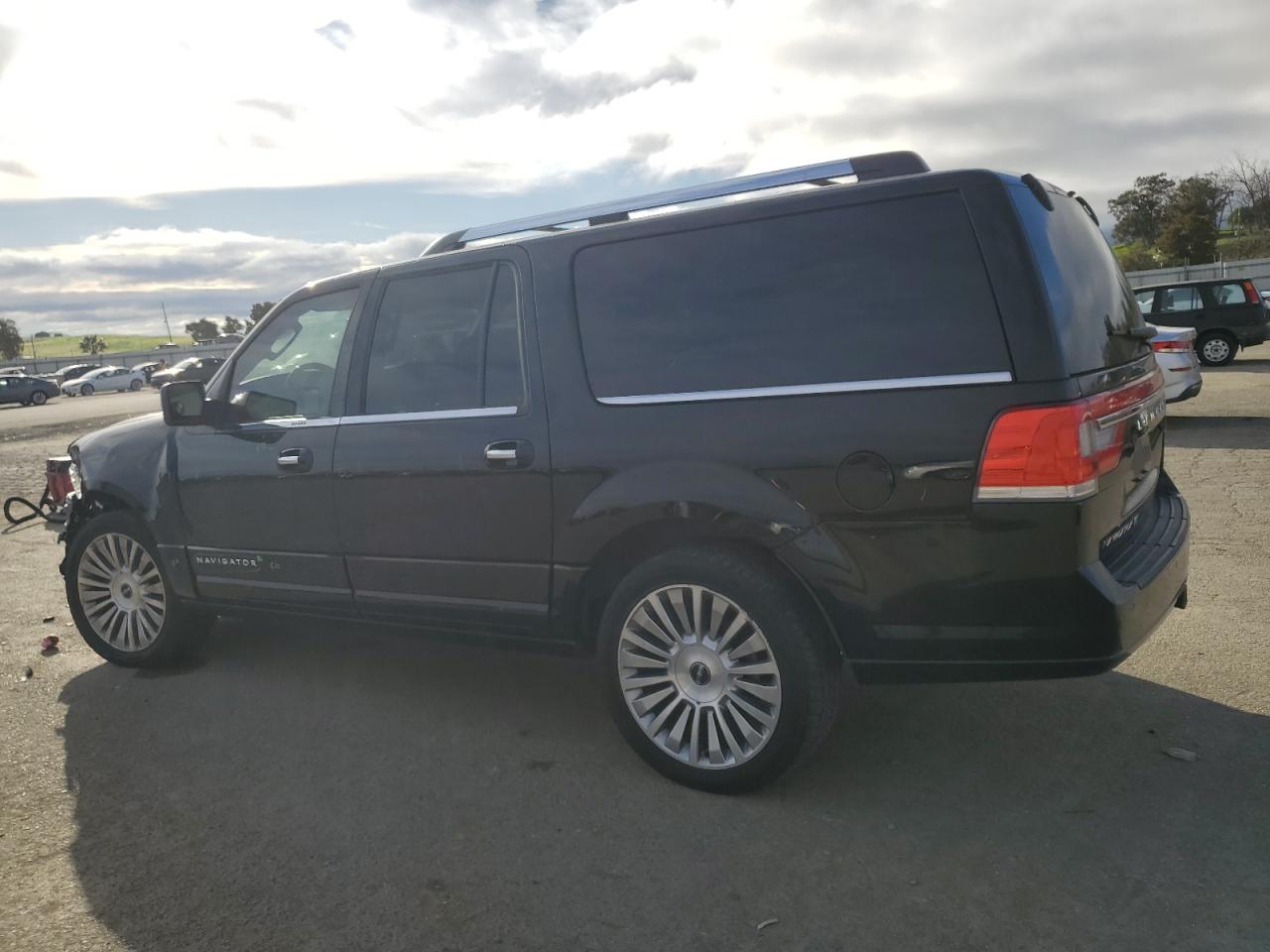2017 Lincoln Navigator - Image 2
