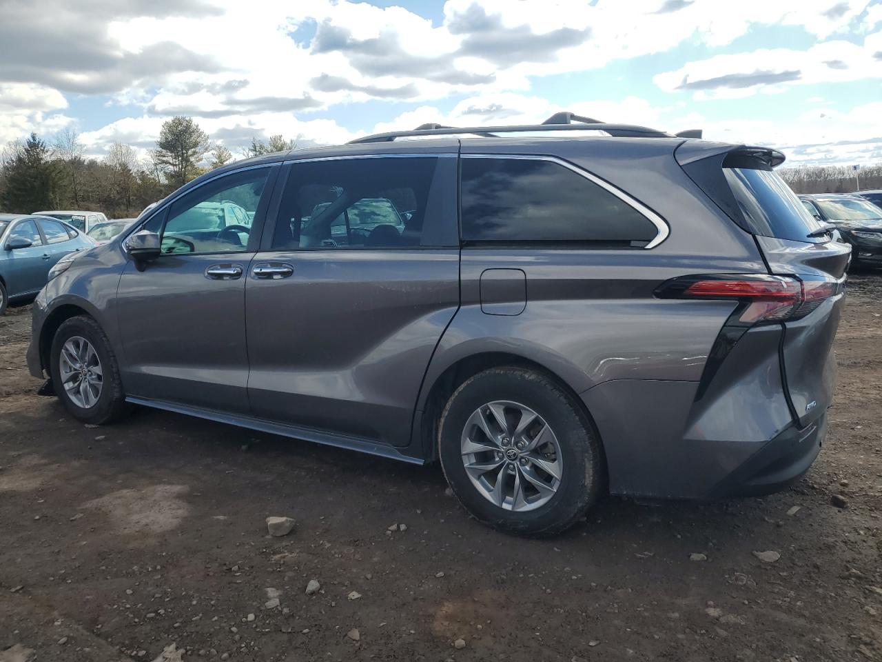 2022 Toyota Sienna - Image 2