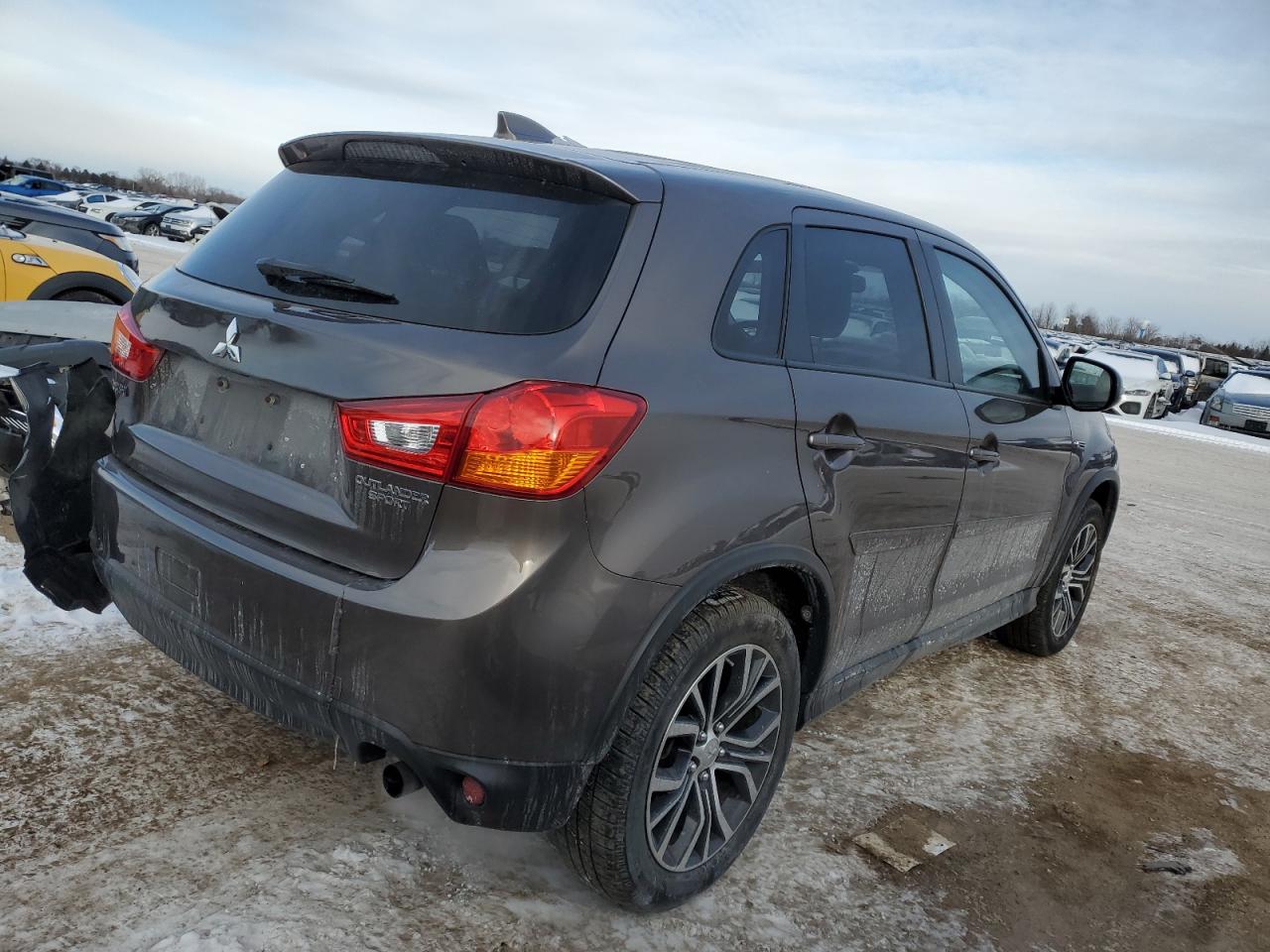 2017 Mitsubishi Outlander - Image 3