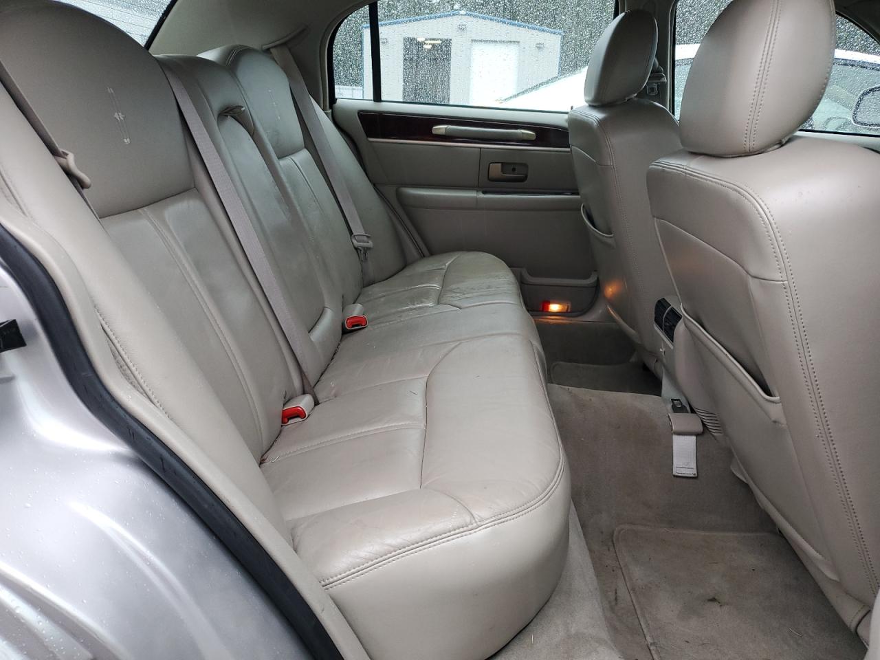 2009 Lincoln Town Car - Image 10