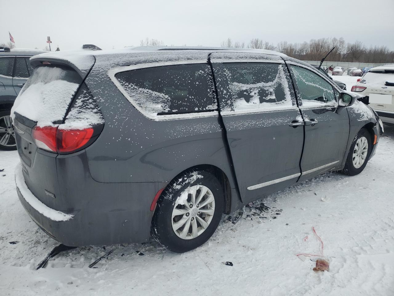 2018 Chrysler Pacifica - Image 3