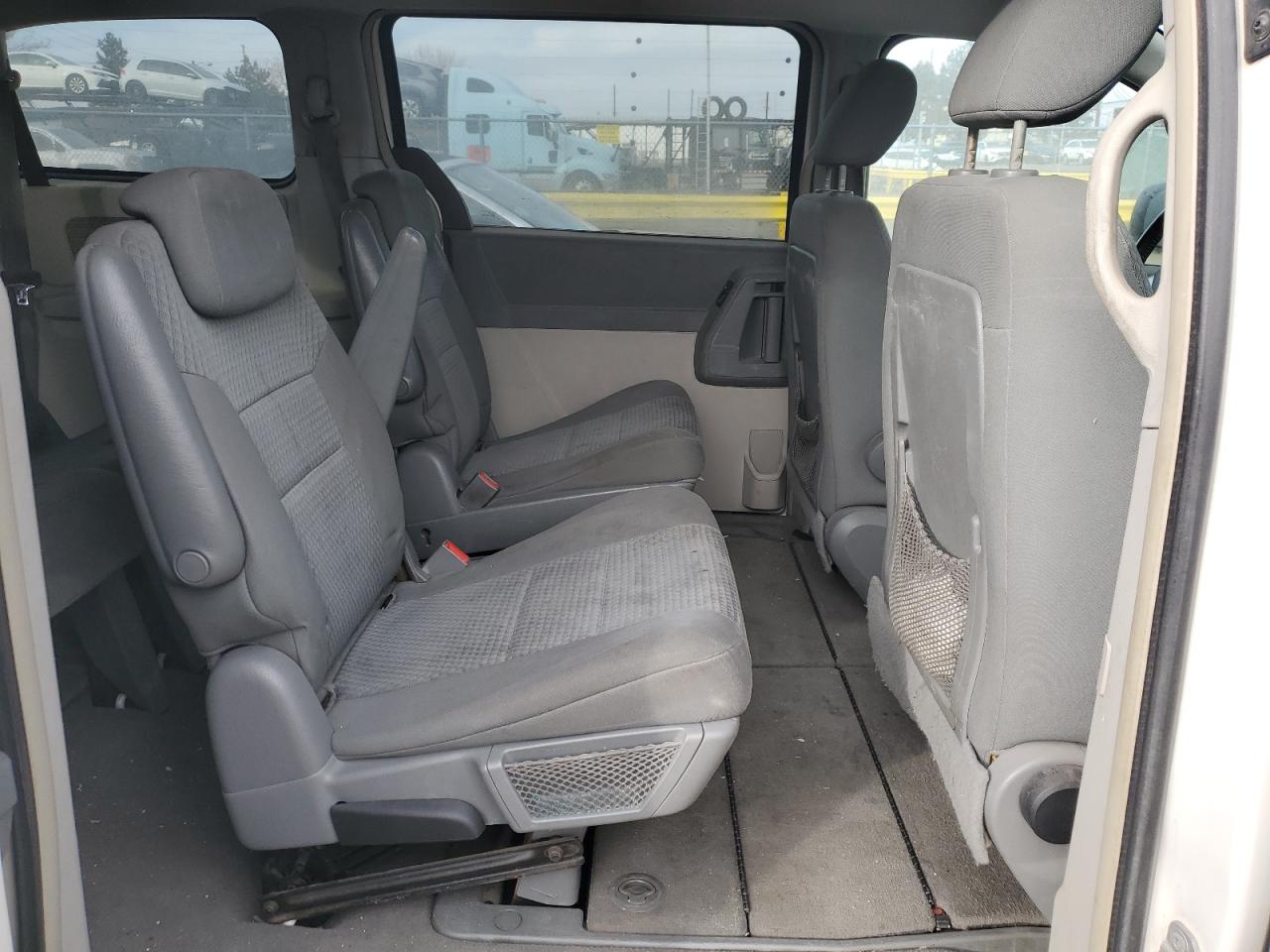 2010 Chrysler Town & Country - Image 12