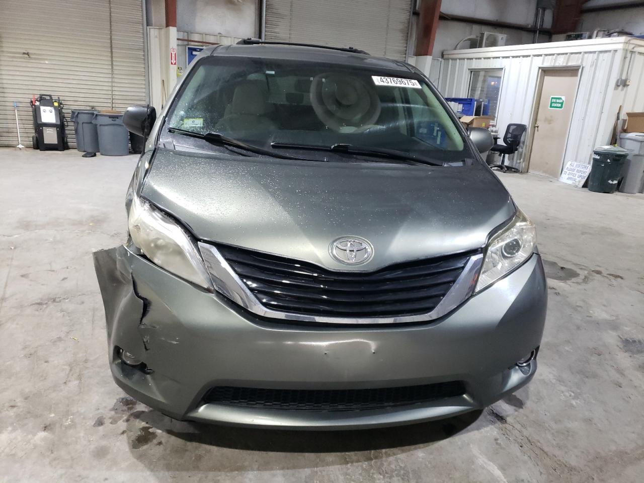 2011 Toyota Sienna - Image 5