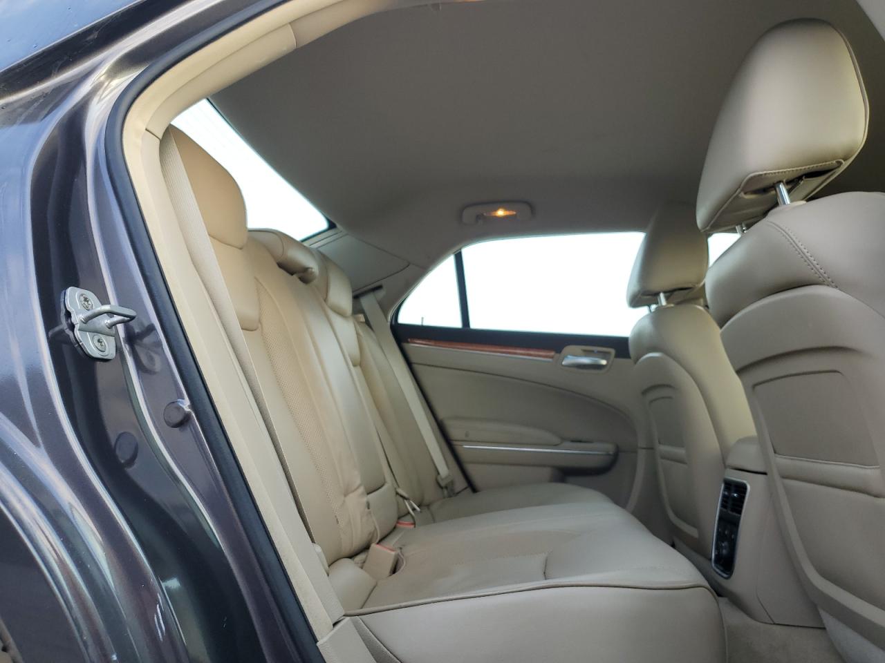 2013 Chrysler 300 - Image 10