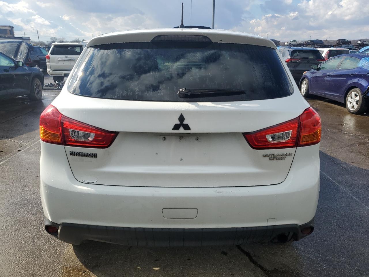 2014 Mitsubishi Outlander - Image 6