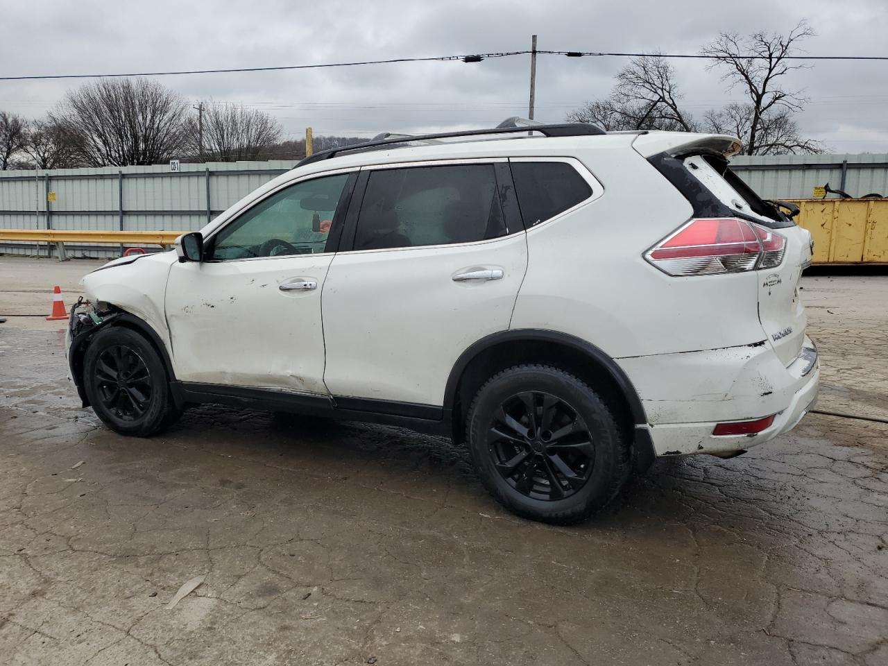 2016 Nissan Rogue - Image 2