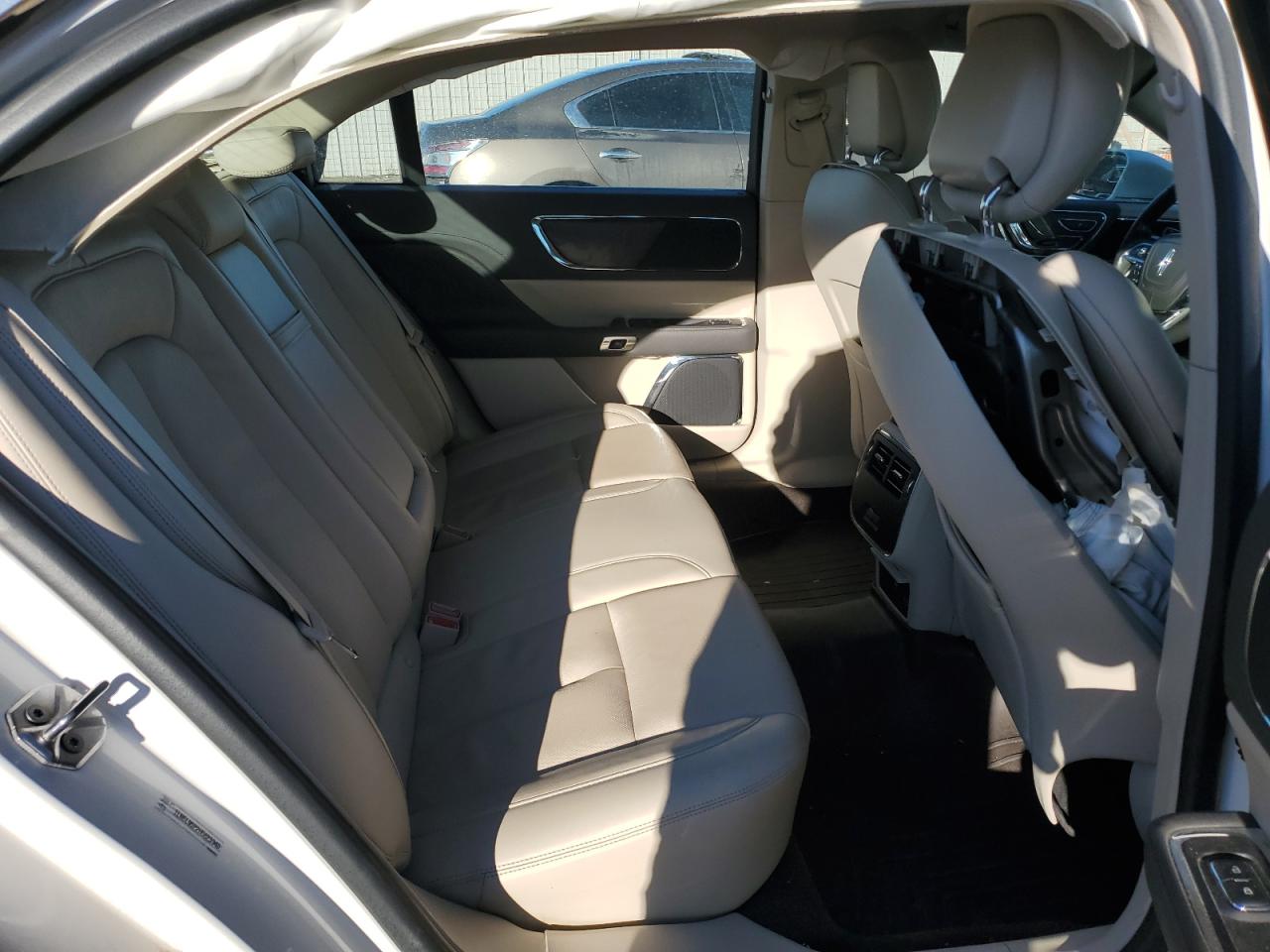 2017 Lincoln Continental - Image 10