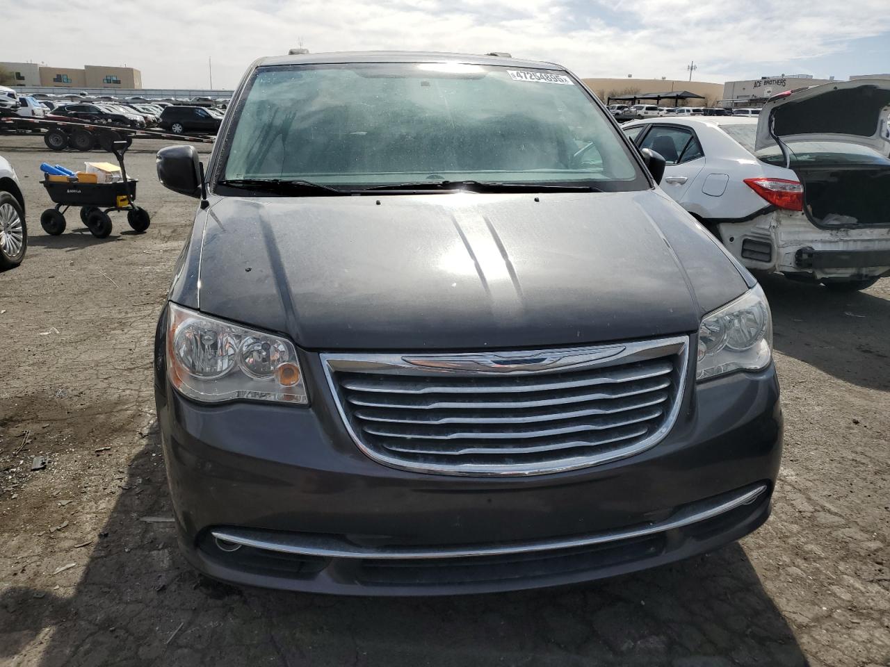 2016 Chrysler Town & Country - Image 5
