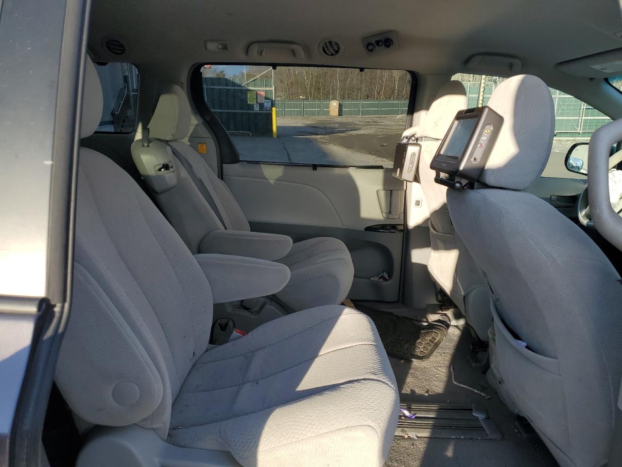 2011 Toyota Sienna - Image 11