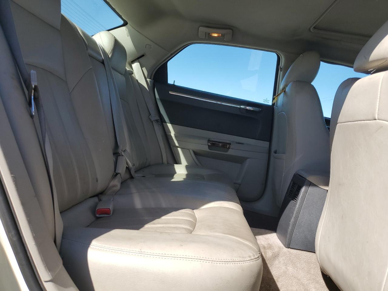 2006 Chrysler 300 - Image 10