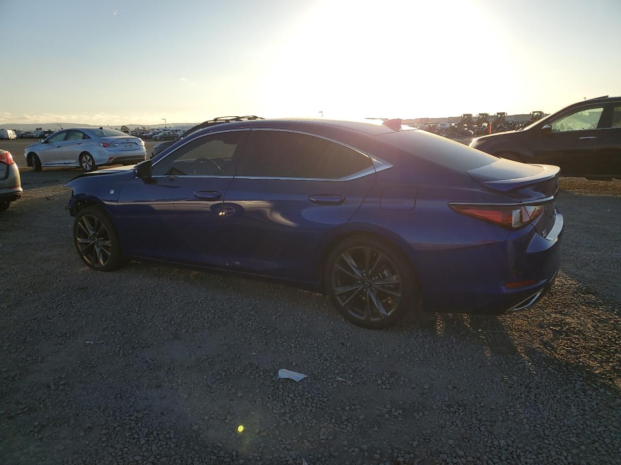 2019 Lexus ES - Image 2