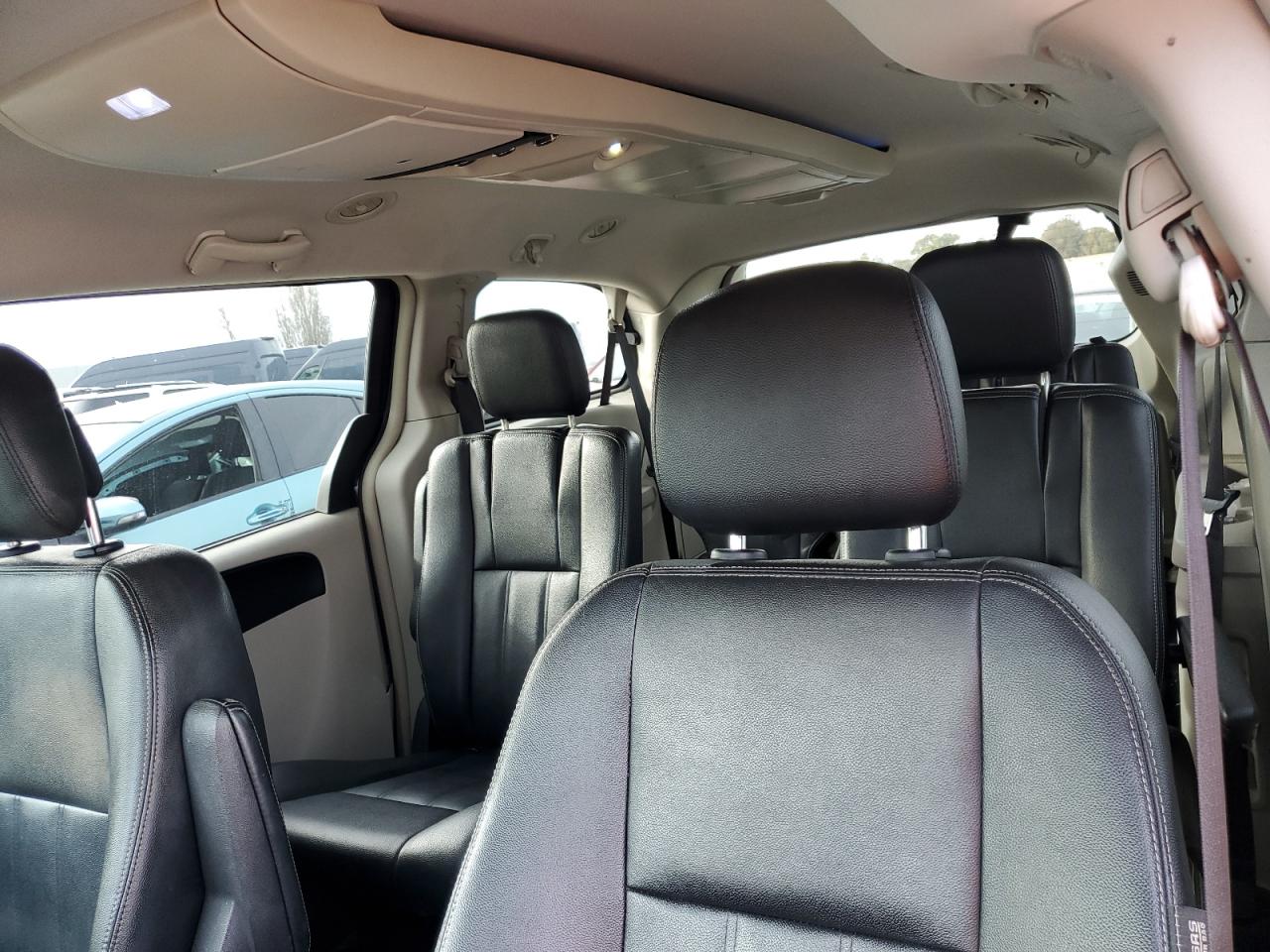 2016 Chrysler Town & Country - Image 10
