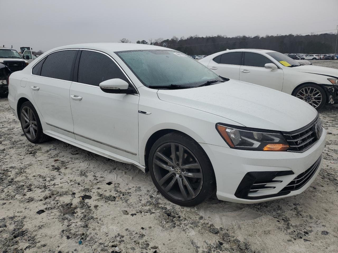 2017 Volkswagen Passat - Image 4