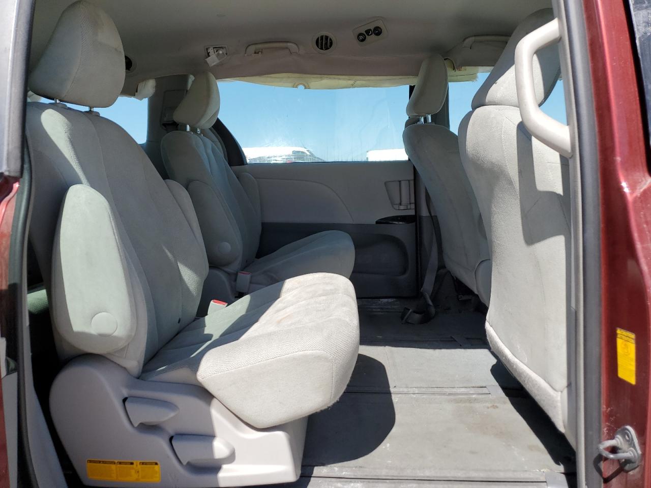 2014 Toyota Sienna - Image 11