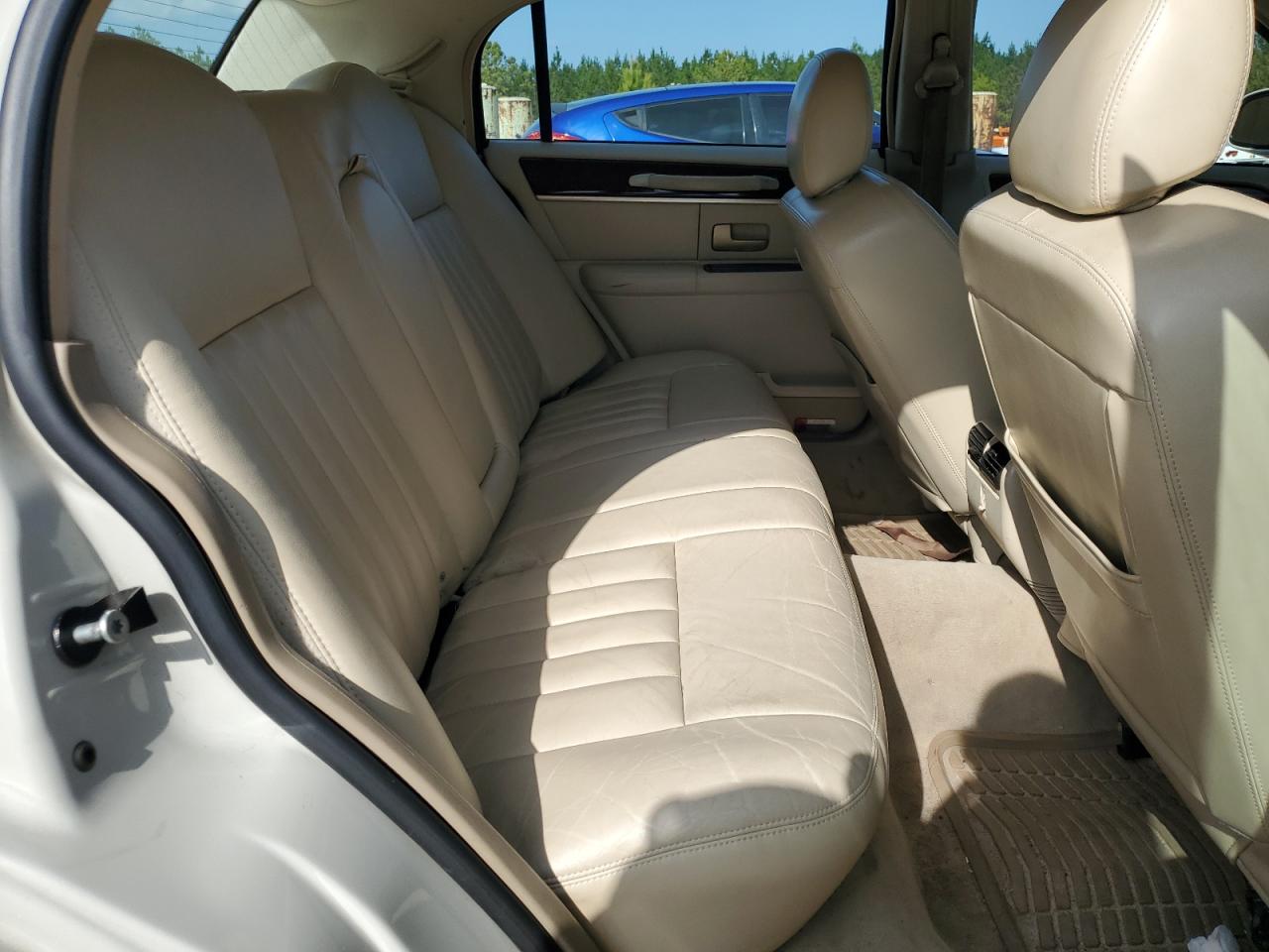 2006 Lincoln Town Car - Image 10