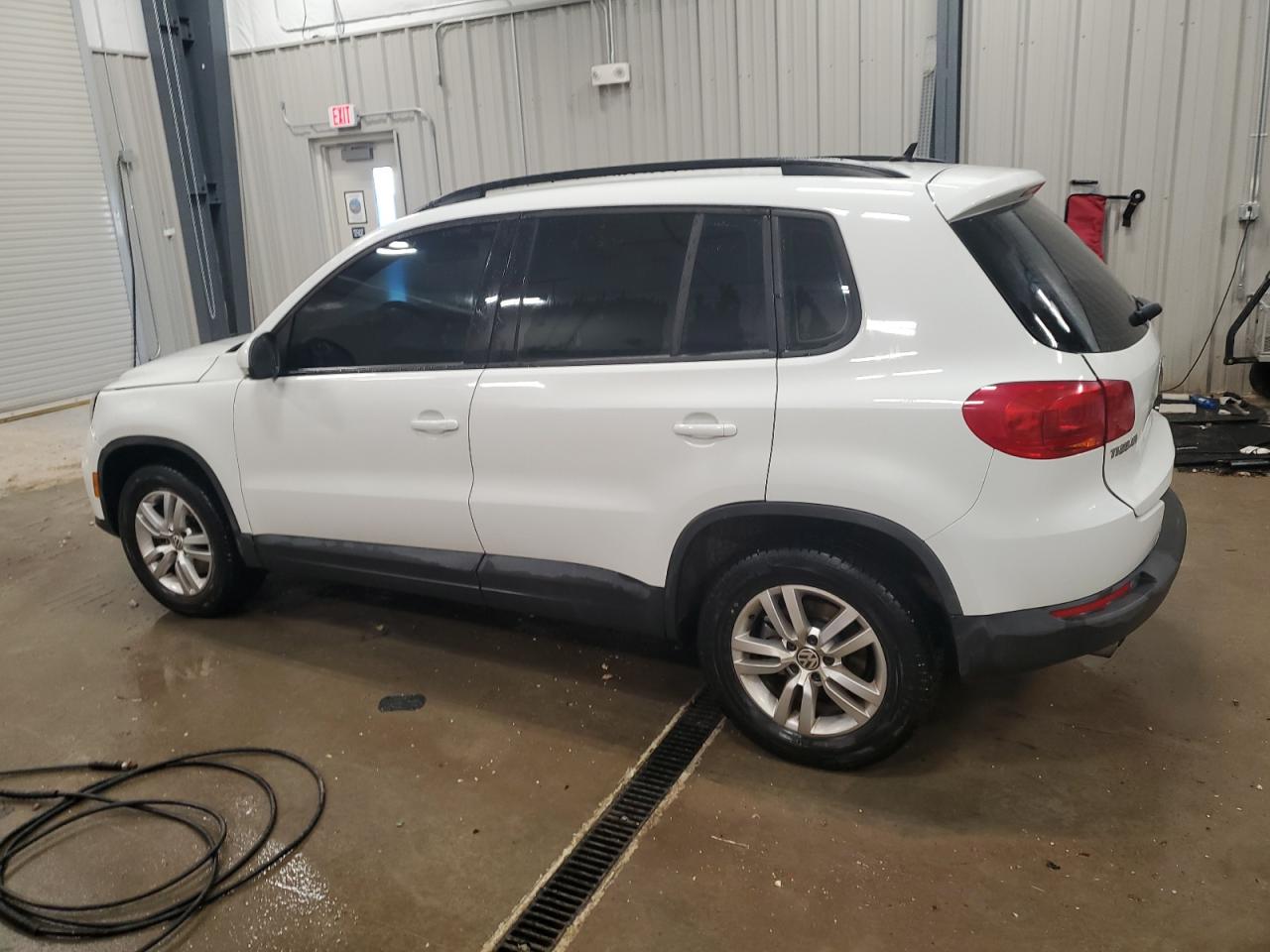 2016 Volkswagen Tiguan - Image 2