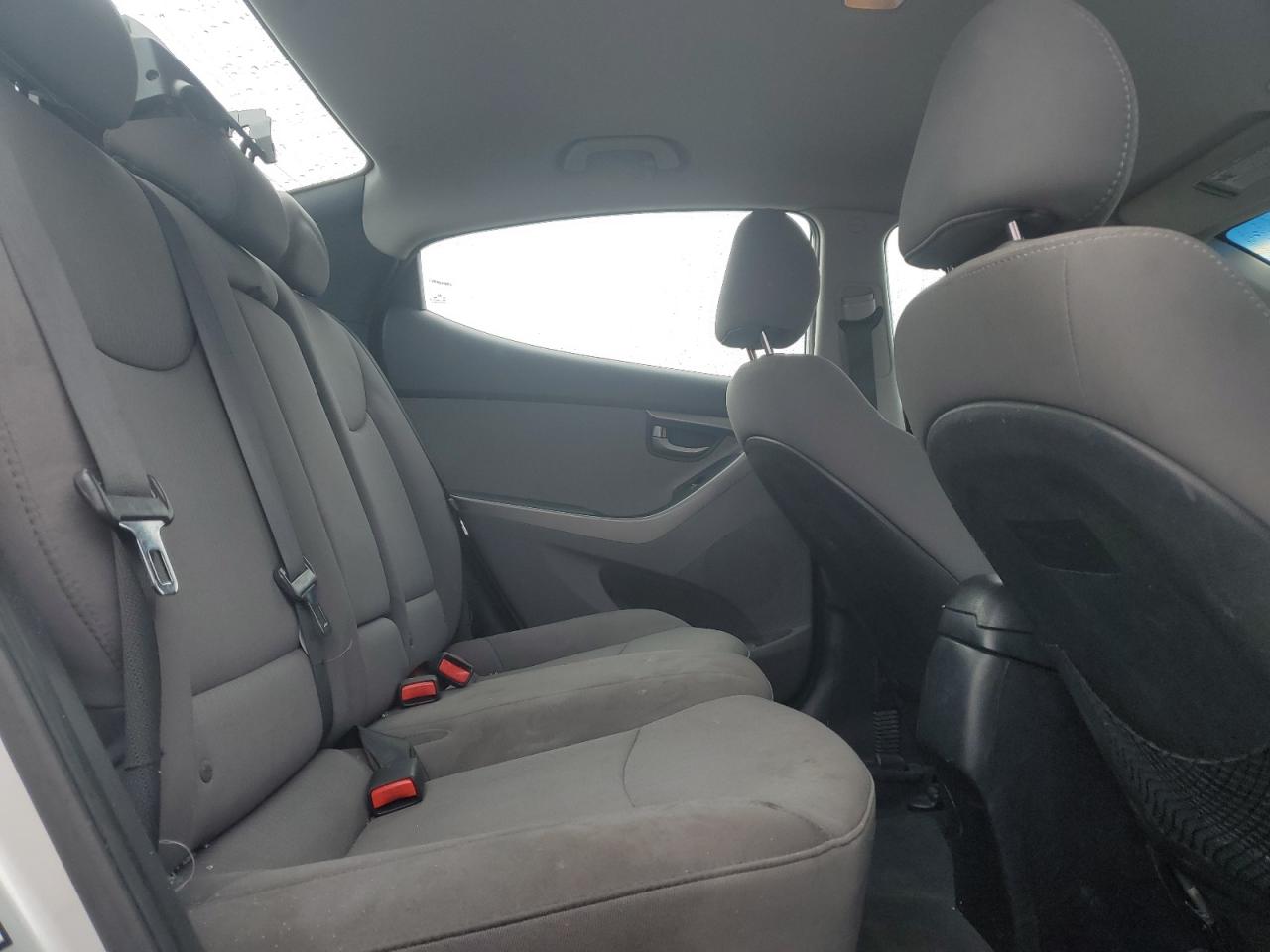 2016 Hyundai Elantra - Image 11