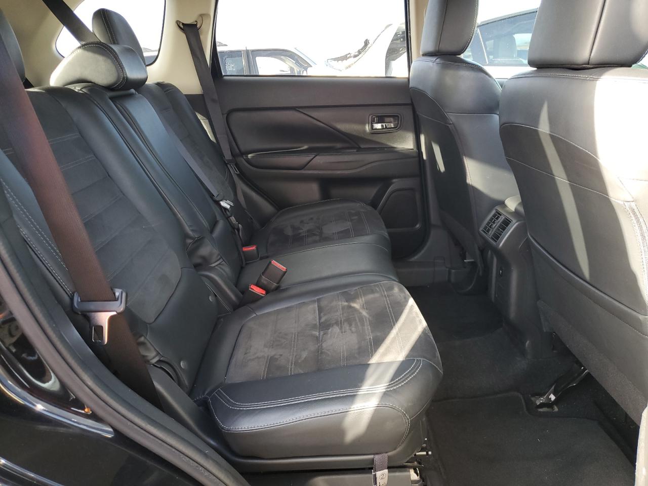2019 Mitsubishi Outlander - Image 11