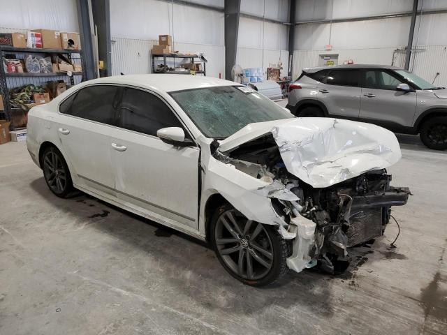 VOLKSWAGEN PASSAT 2017 Белы