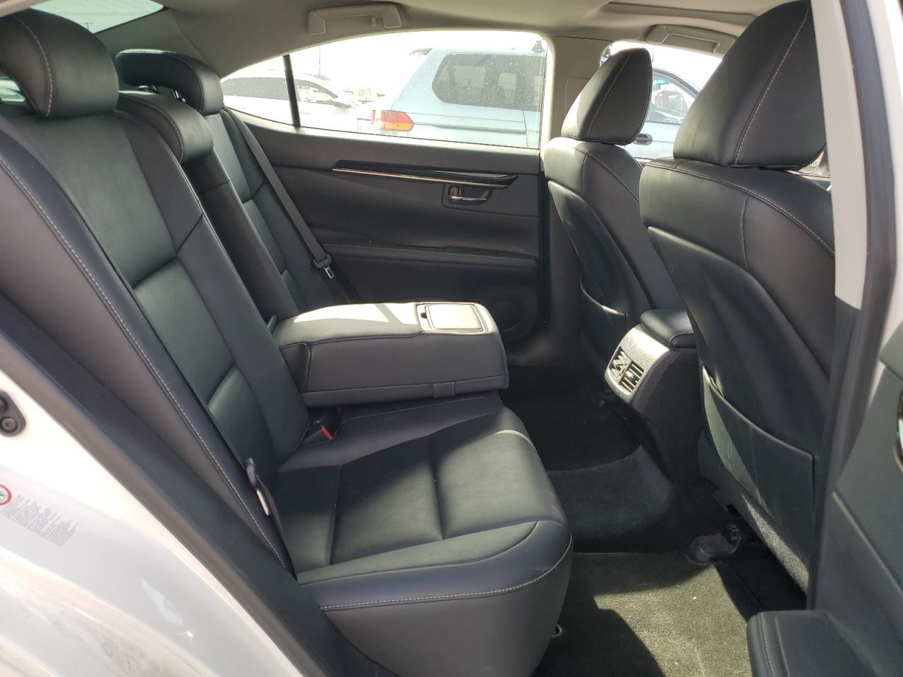 2014 Lexus ES - Image 10