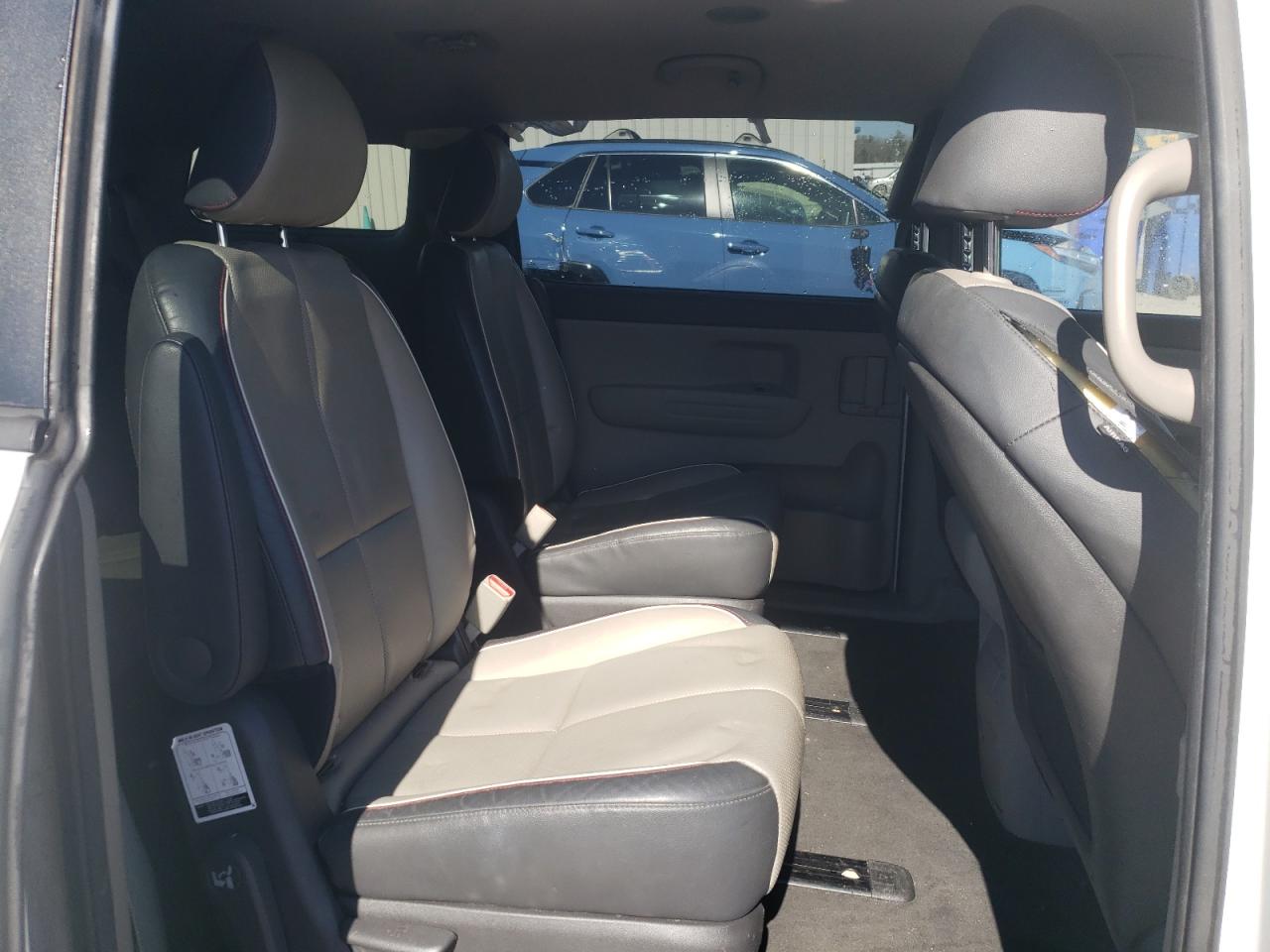 2017 Kia Sedona - Image 11