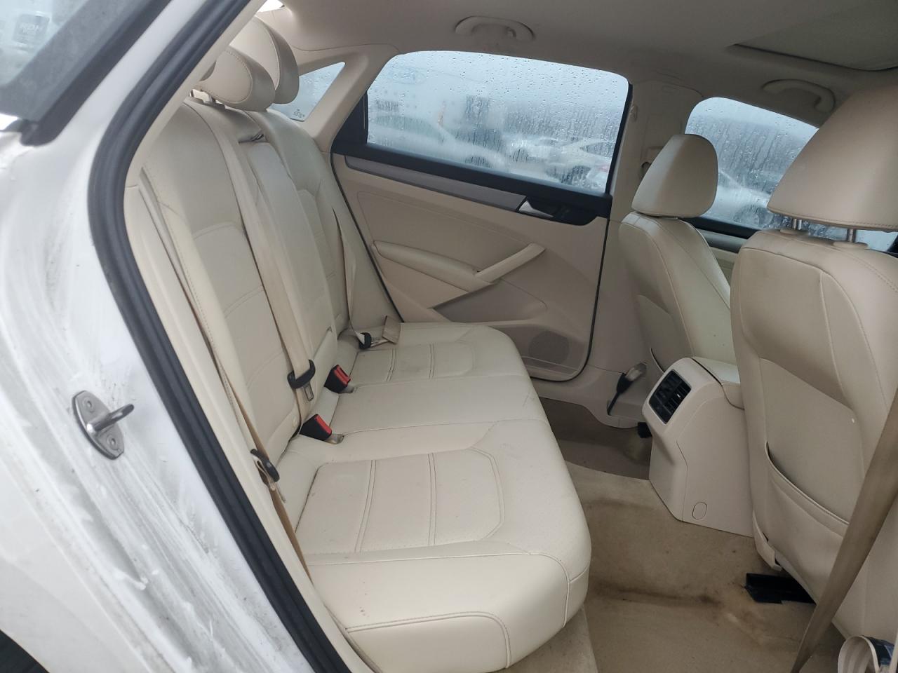 2014 Volkswagen Passat - Image 11