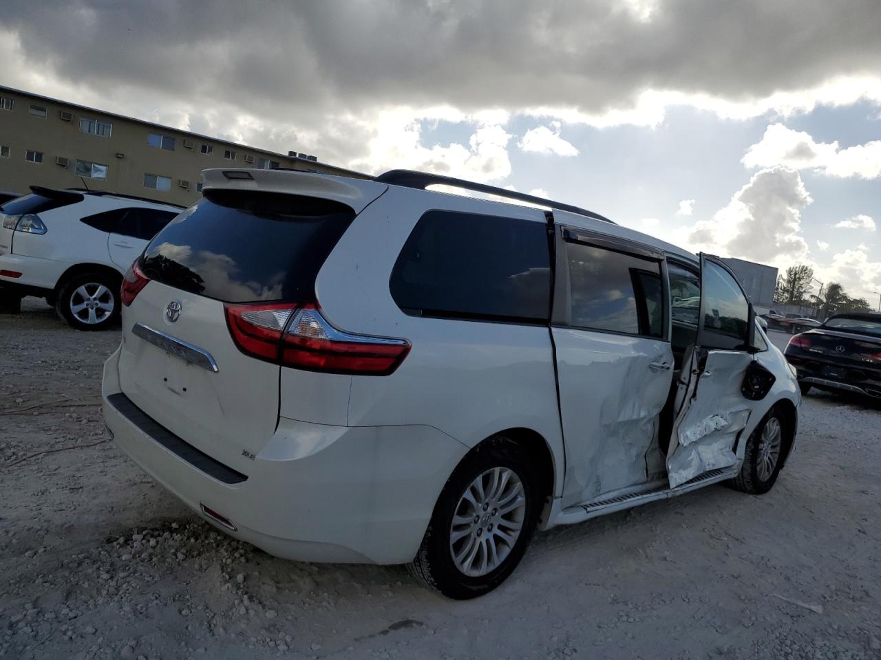 2017 Toyota Sienna - Image 3