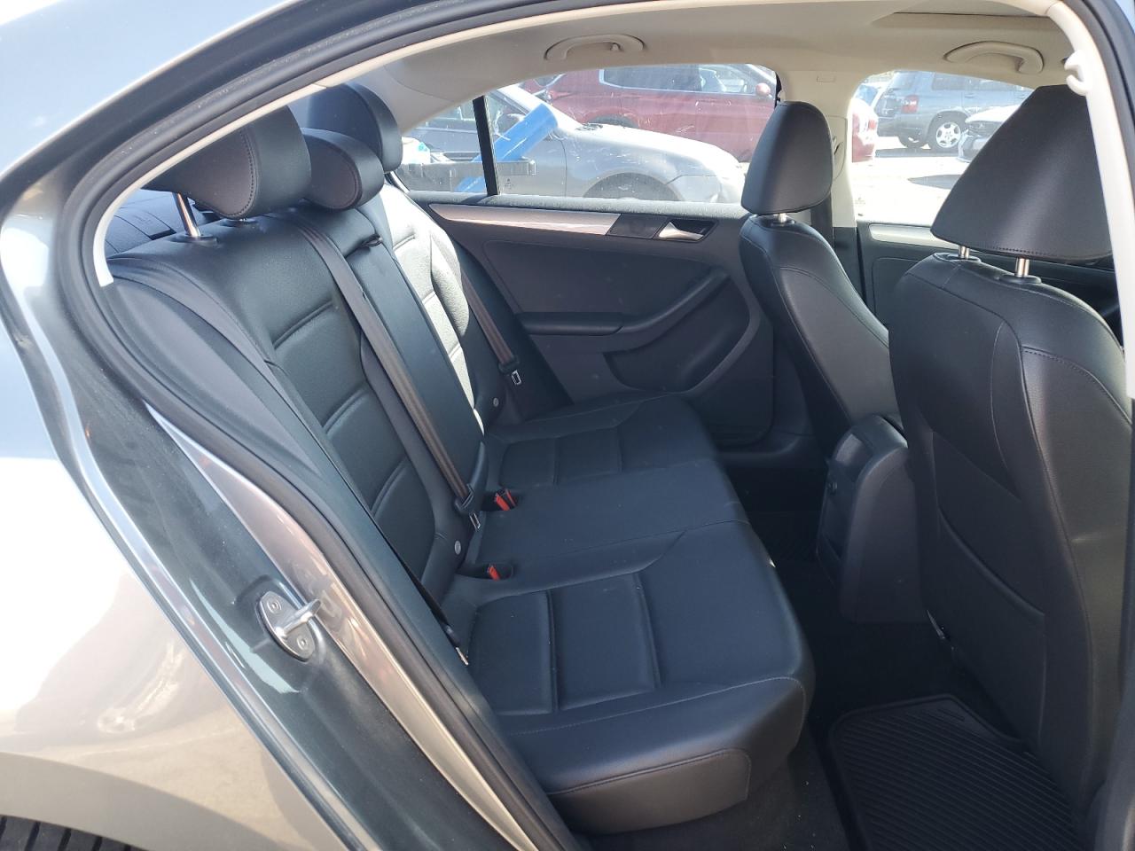 2017 Volkswagen Jetta - Image 10