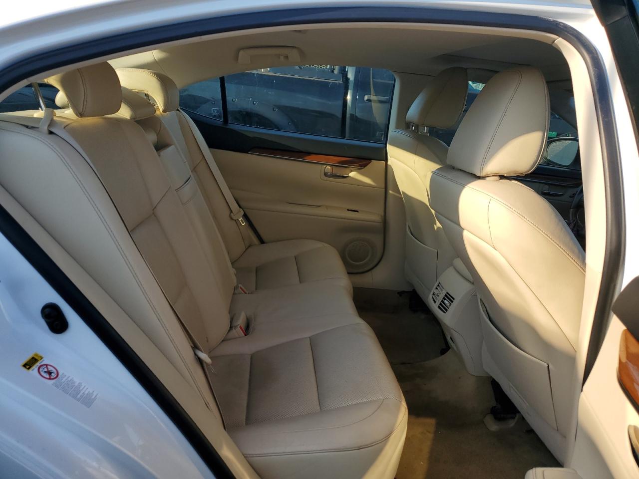 2014 Lexus ES - Image 10