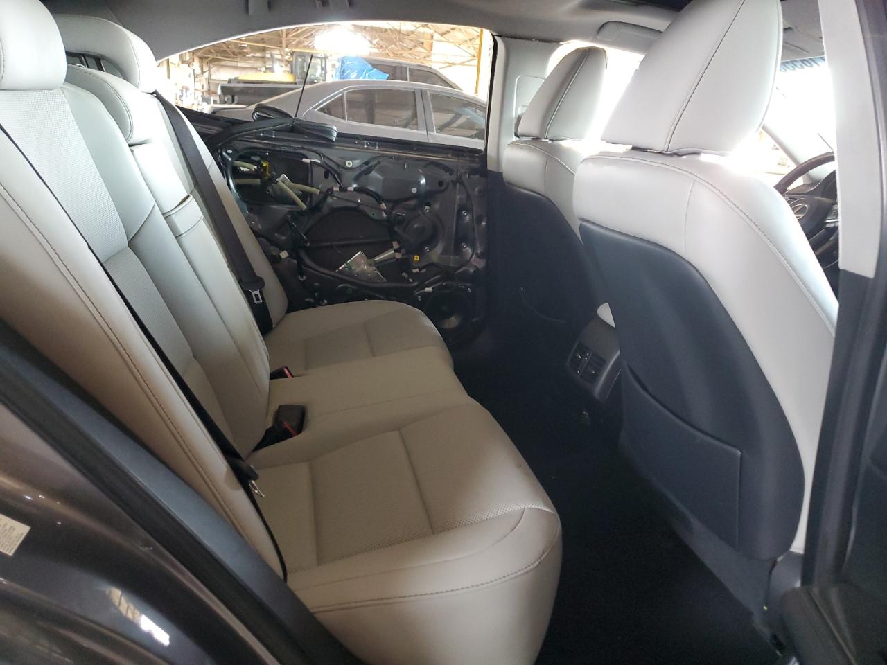 2016 Lexus ES - Image 10